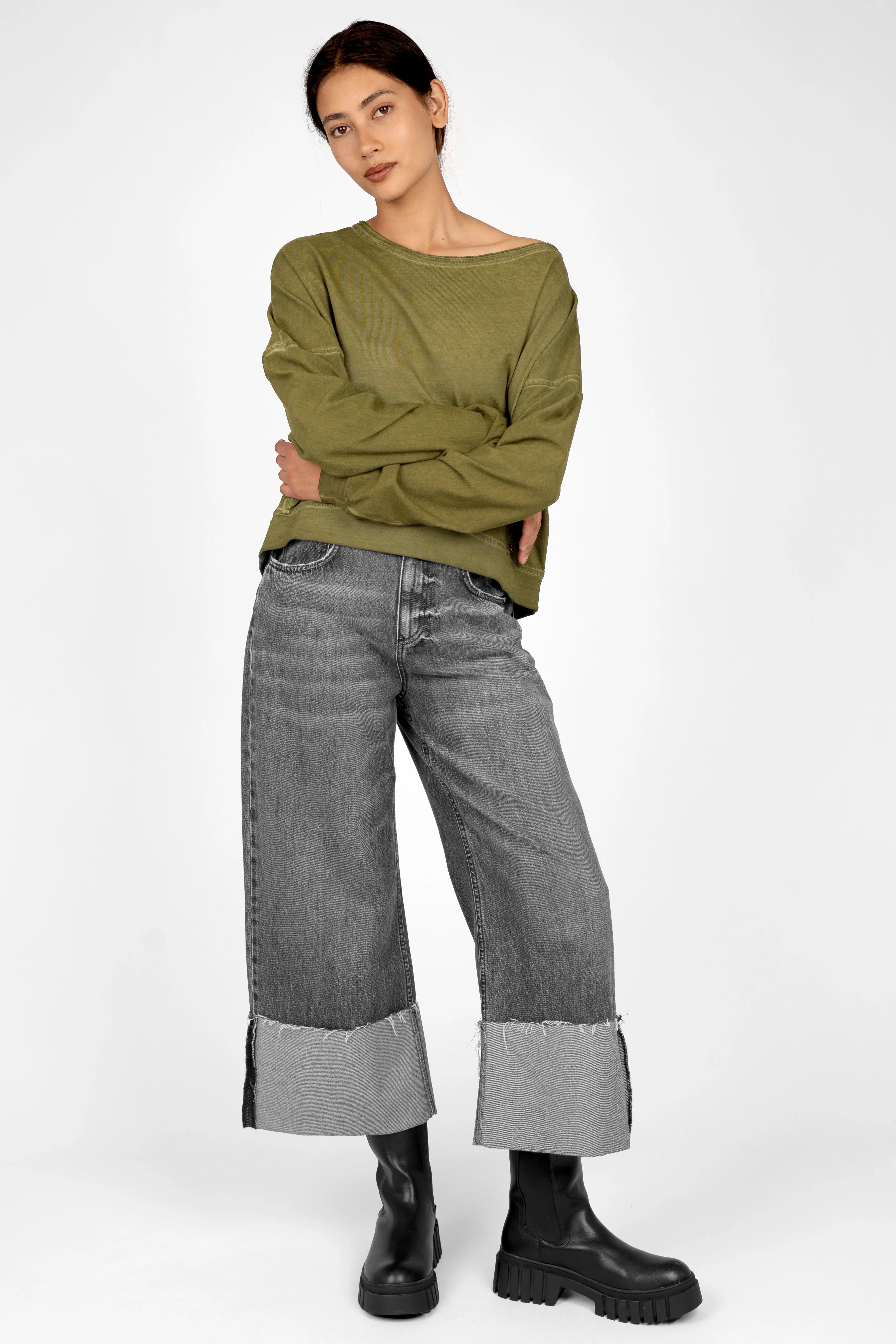 Woman wearing LIAME Cropped Jeans with raw-cut cuff and whisker effect in relaxed fit and mid waist style.