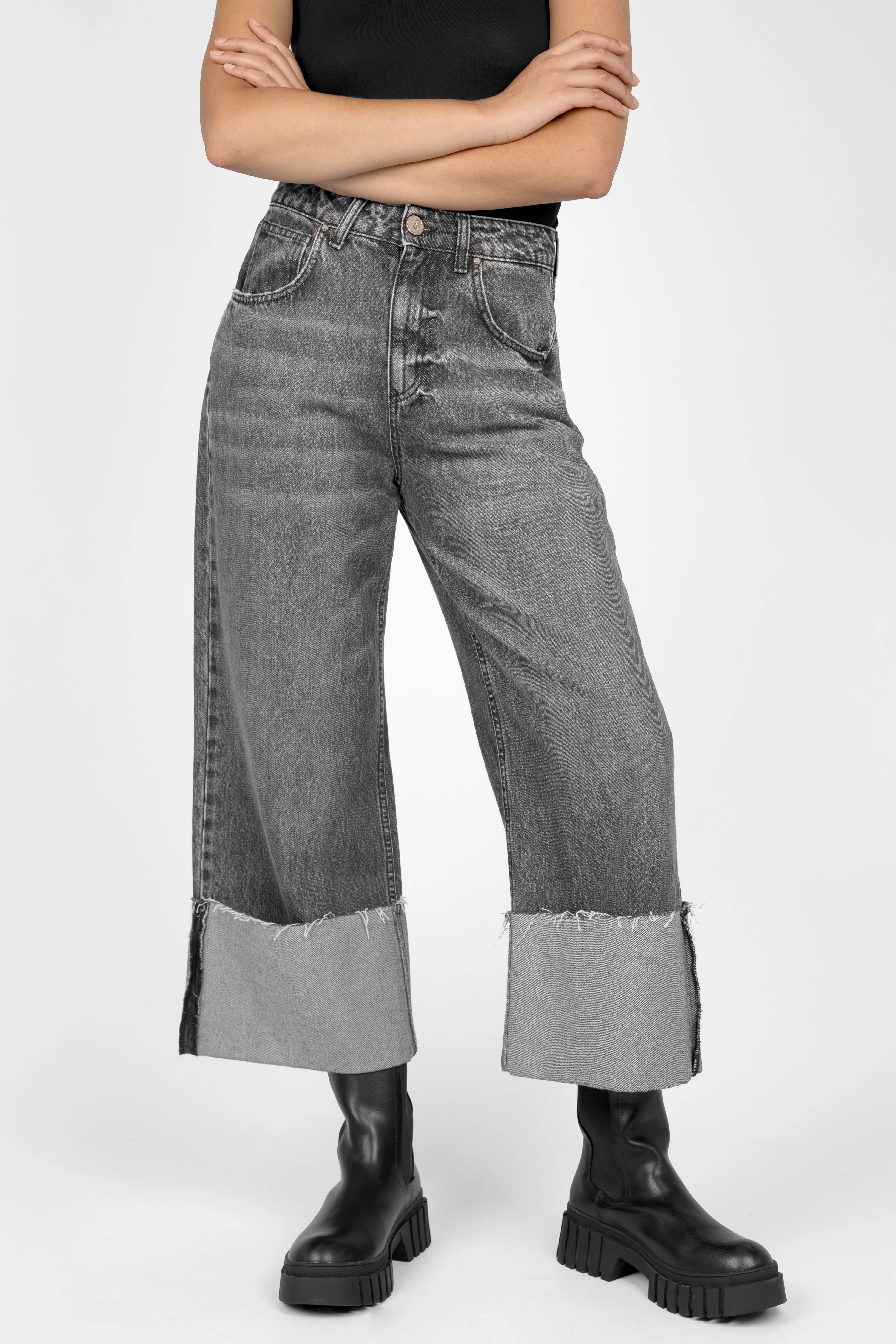 LIAME Cropped Jeans with raw-cut cuff, mid waist, whisker effect, and relaxed fit in grey denim