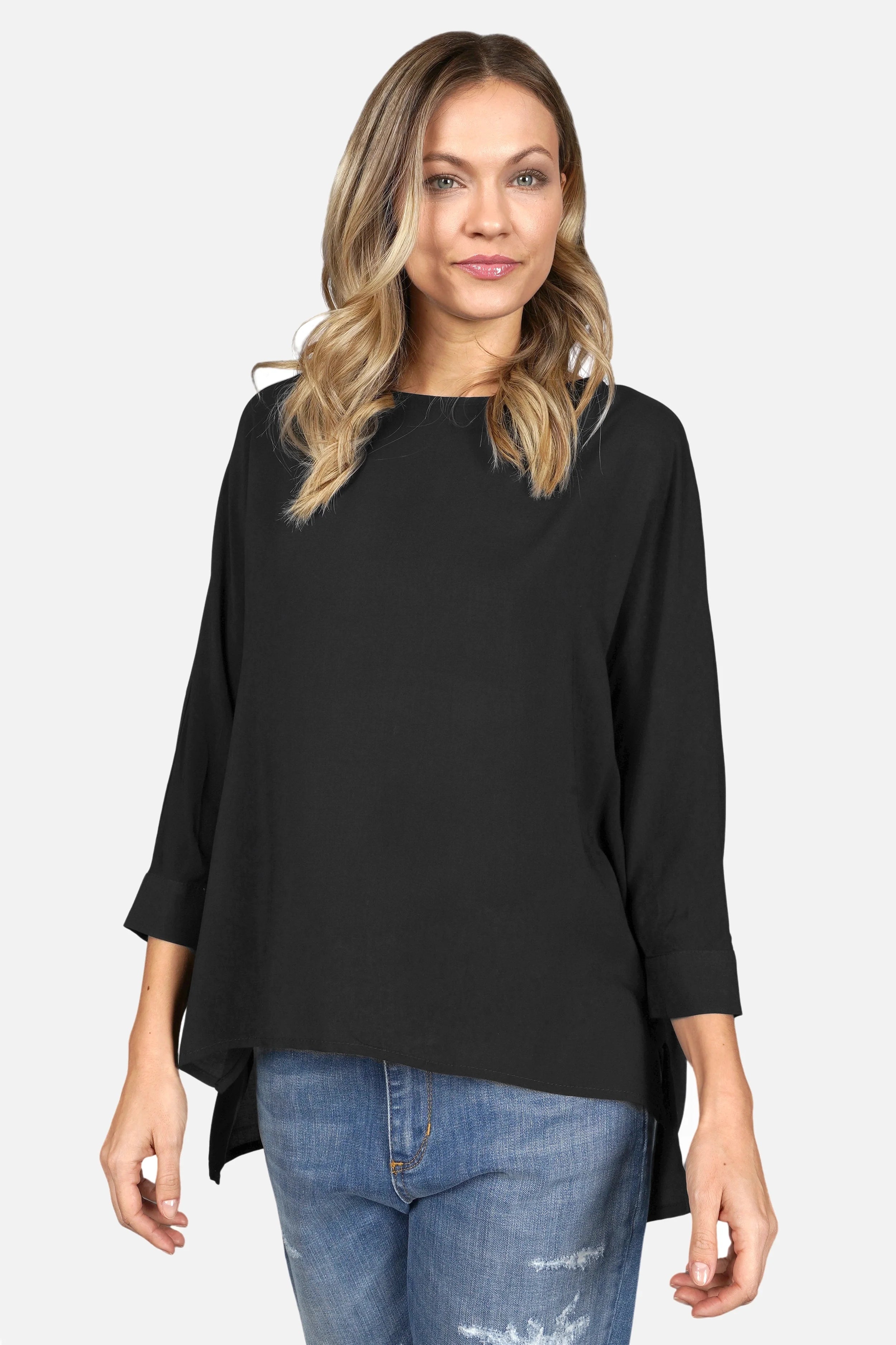 Leichte LIL.K Bluse aus fließender Viskose mit Rundhalsausschnitt und Dreiviertelärmeln, locker fallend und hinten länger geschnitten.