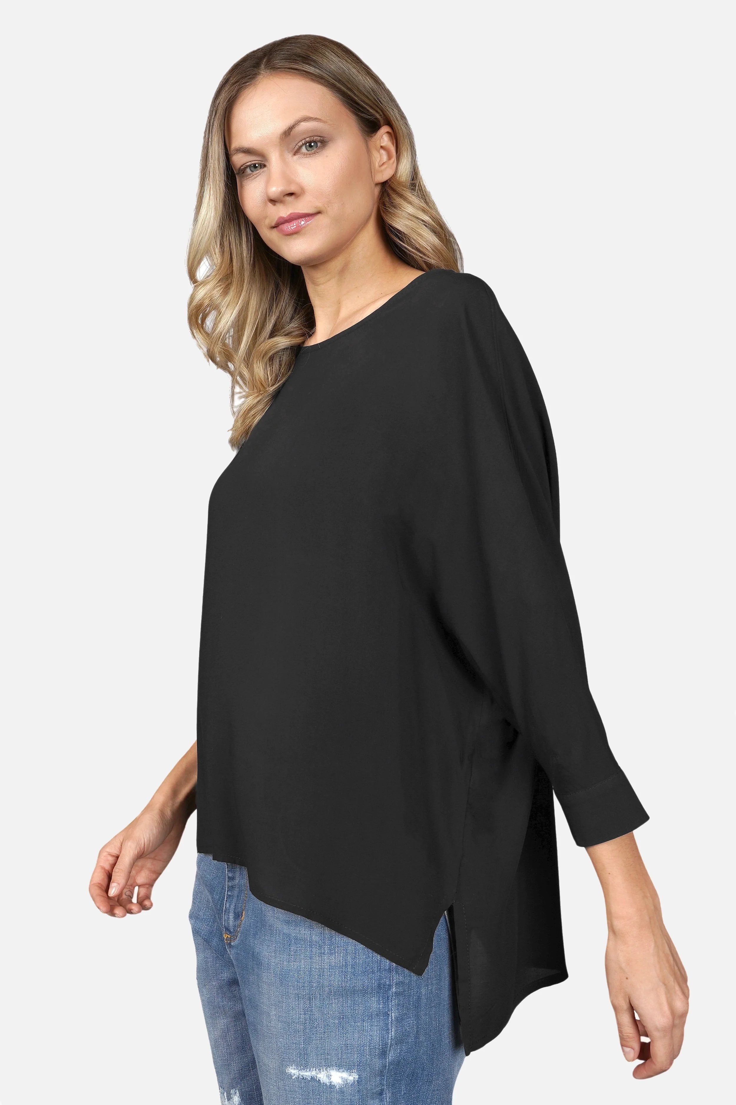 Leichte LIL.K Bluse aus fließender Viskose mit Rundhalsausschnitt und Dreiviertelärmeln, luftiges Design für warme Tage.