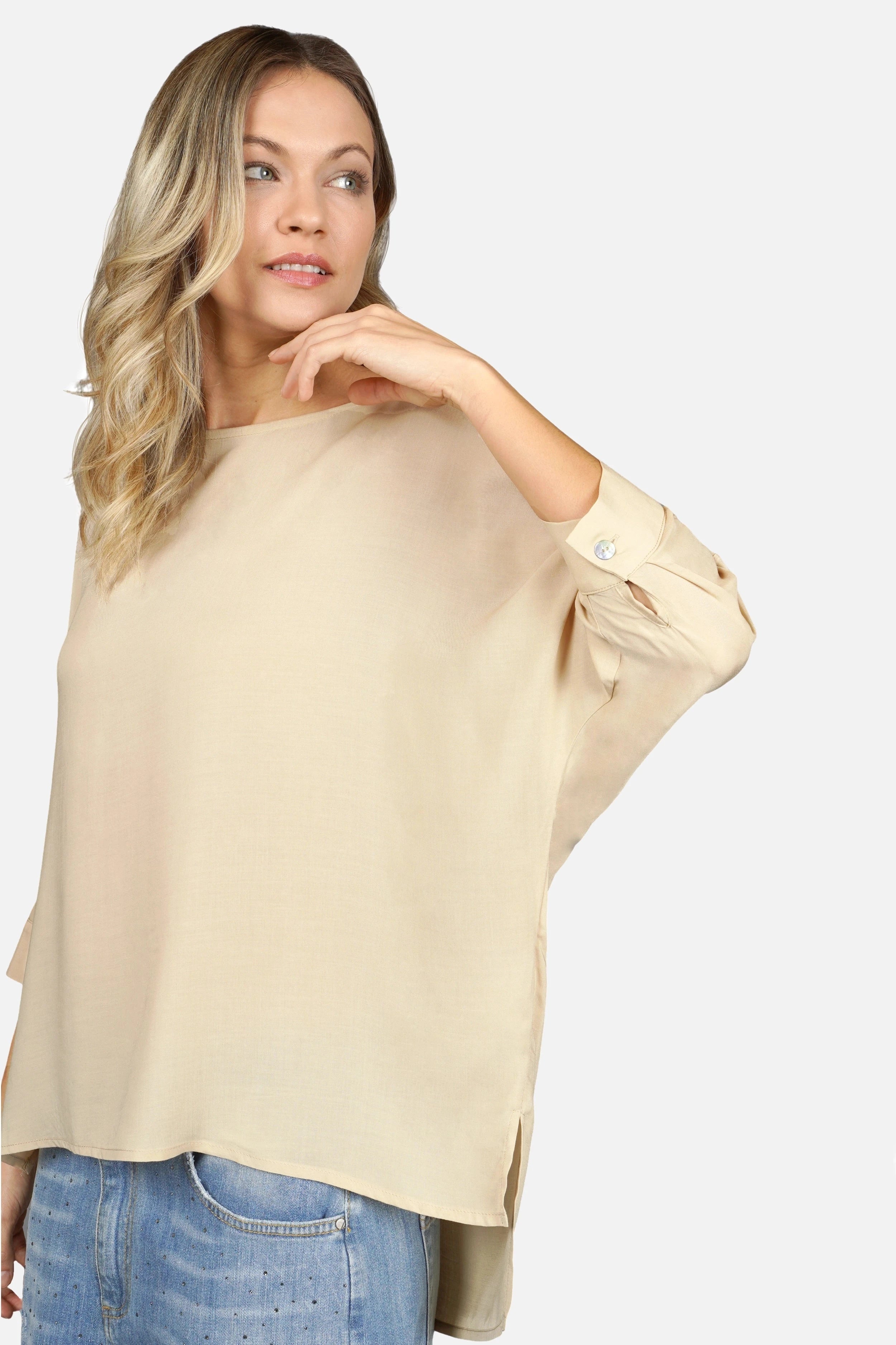 Leichte LIL.K Bluse aus fließender Viskose mit Rundhalsausschnitt und Dreiviertelärmeln, ideal für warme Tage.