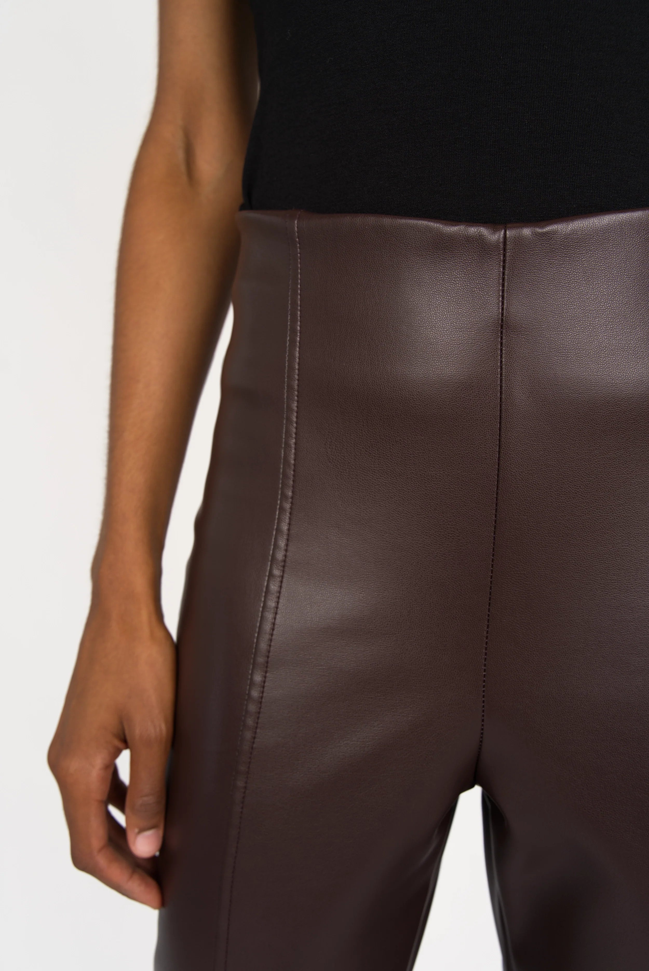 Close-up of LIMGARD Flared Eco-Lederhose brown cropped high-waist pants with flared legs and vertical seams