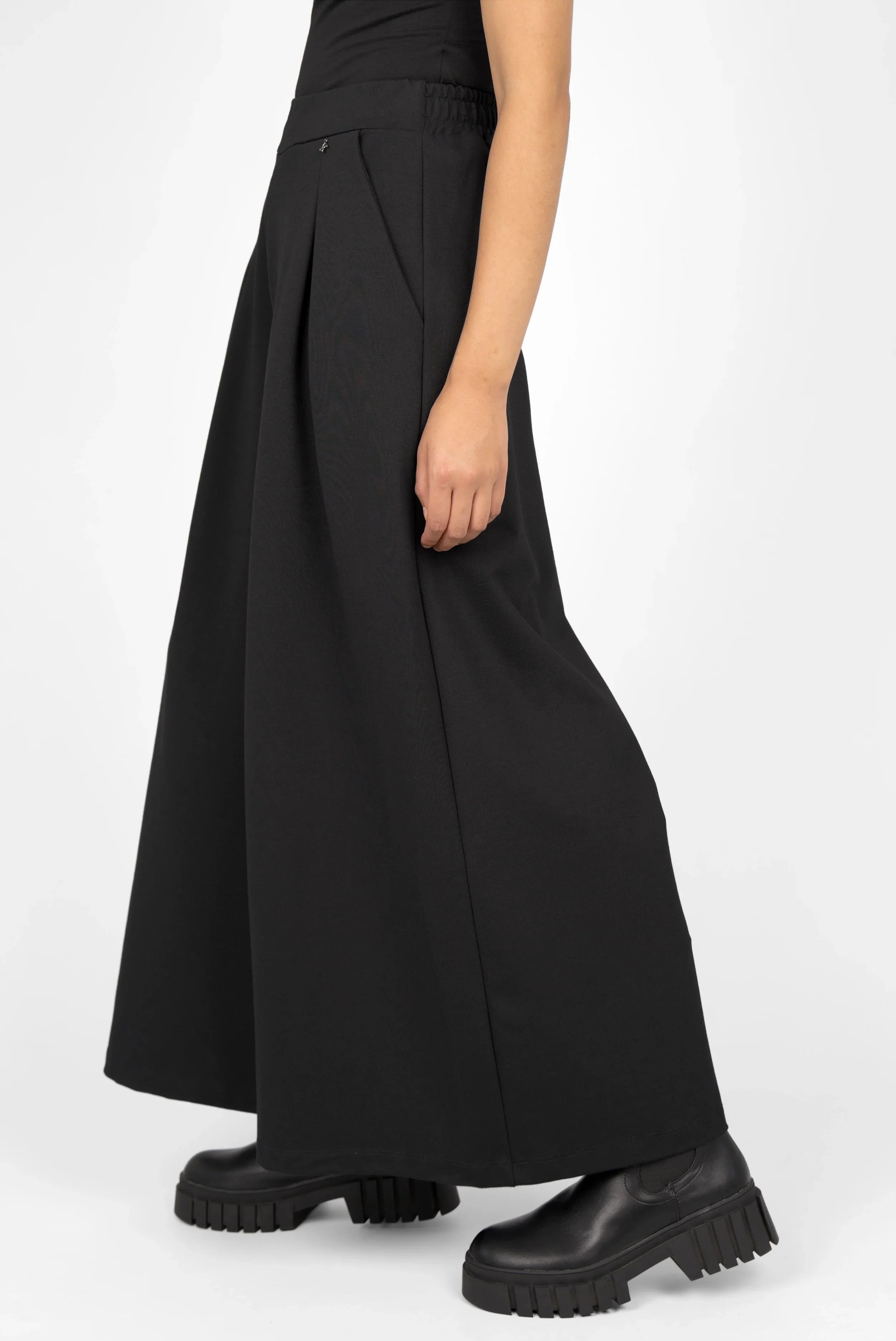 LINNEE Wide-Leg-Hose aus Interlock-Qualität mit weitem Bein, Bundfalten und Gummibund in Schwarz