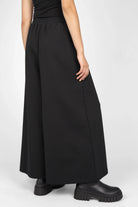 LINNEE Wide-Leg-Hose aus Interlock-Qualität mit weitem Bein, Gummibund und seitlichen Taschen in Schwarz.
