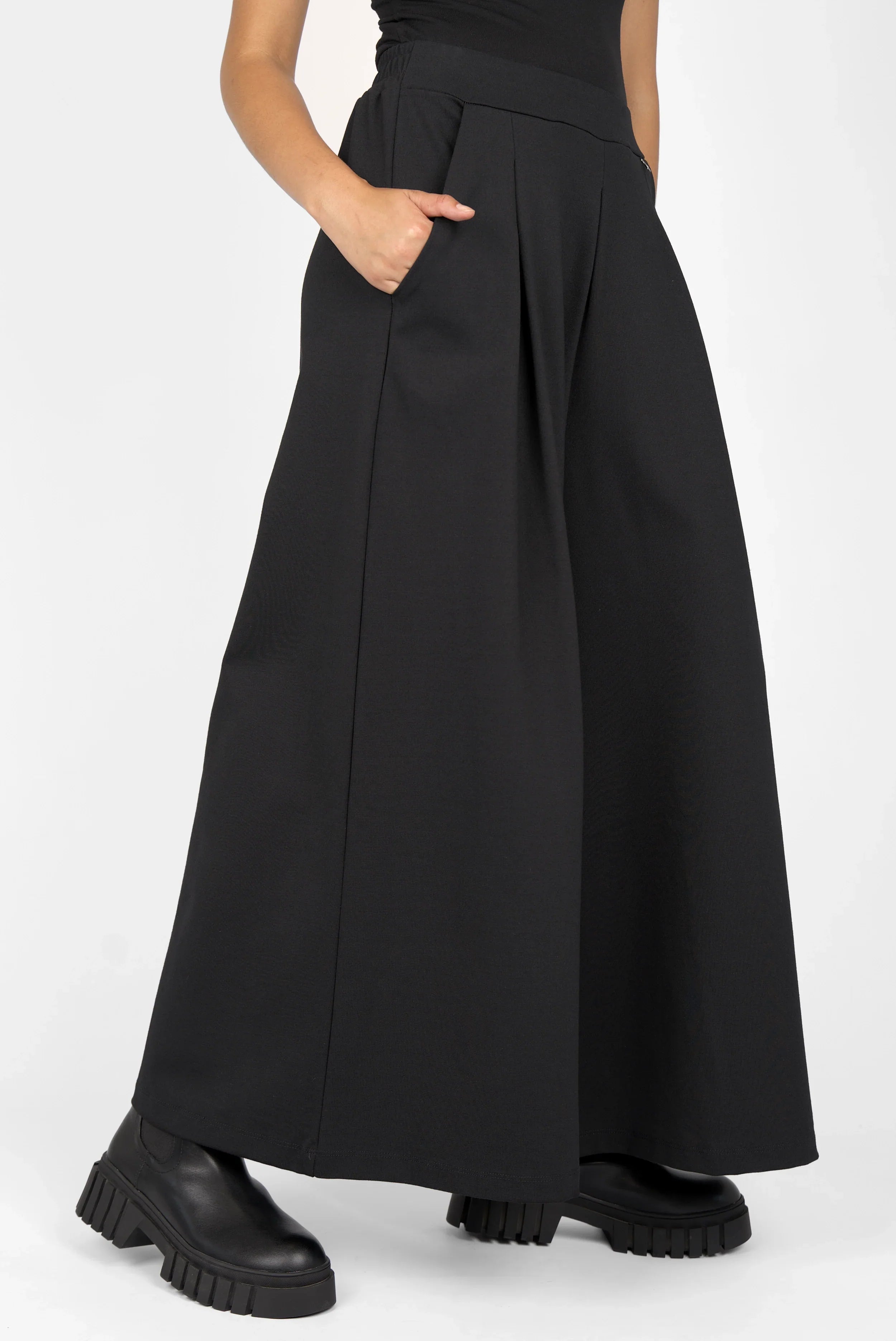 LINNEE Wide-Leg-Hose schwarze Hose mit weitem Bein, elastischem Bund und seitlichen Taschen in Interlock-Qualität