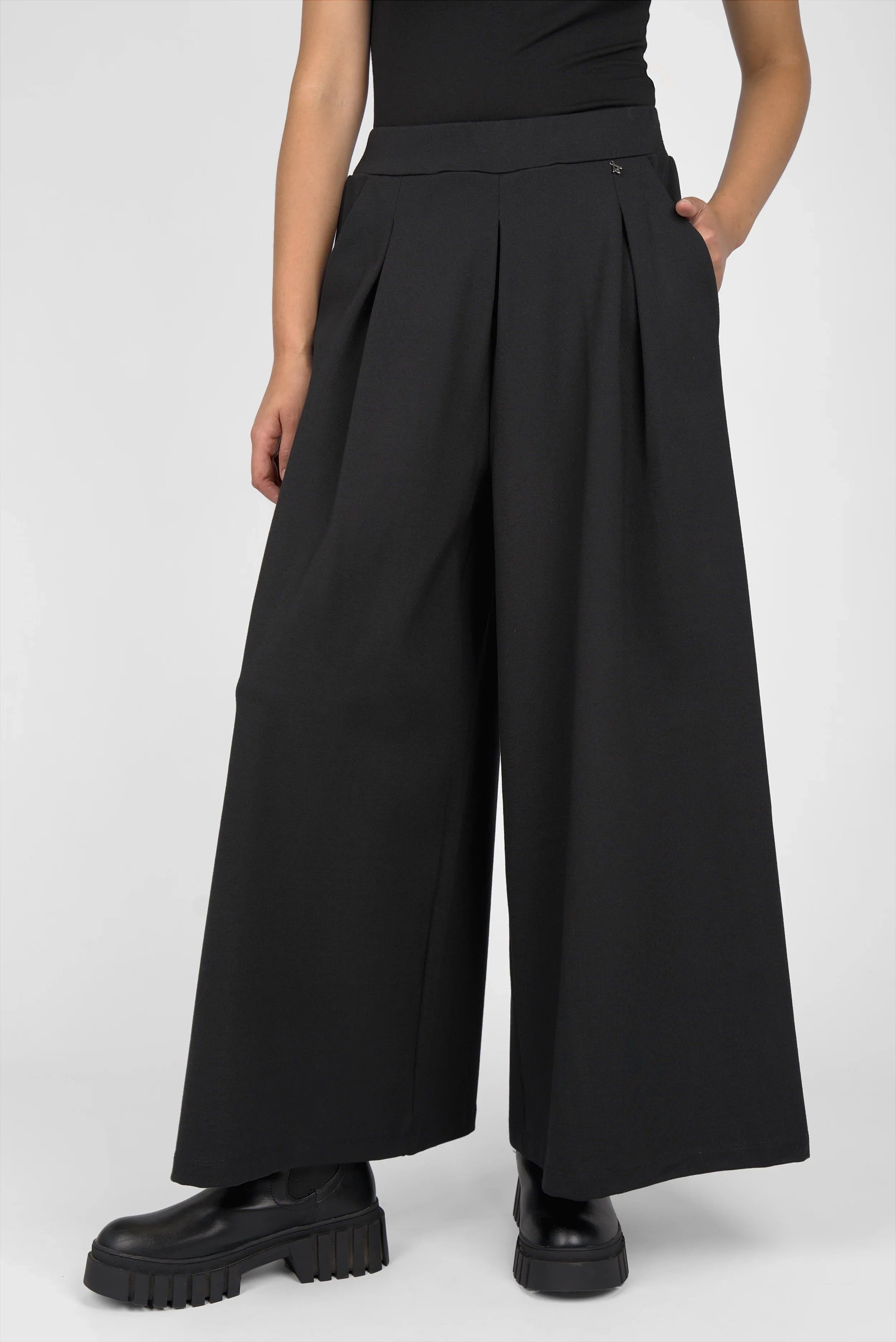 LINNEE Wide-Leg-Hose aus schwarzer Interlock-Qualität mit breitem Bein, Bundfalten und elastischem Bund.