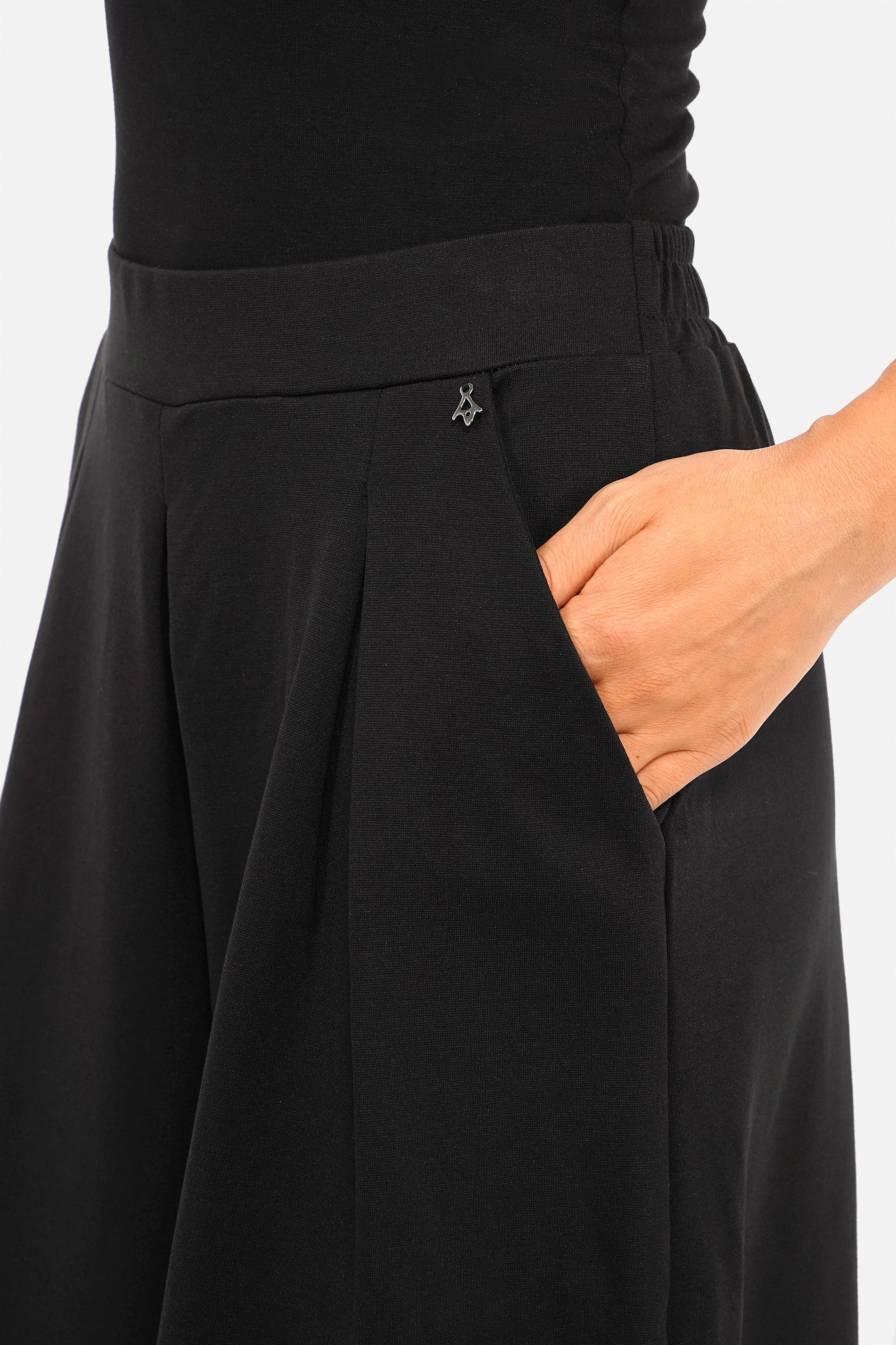 LINNEE Wide Leg Hose aus fließendem Interlock mit weitem Bein und seitlichen Taschen