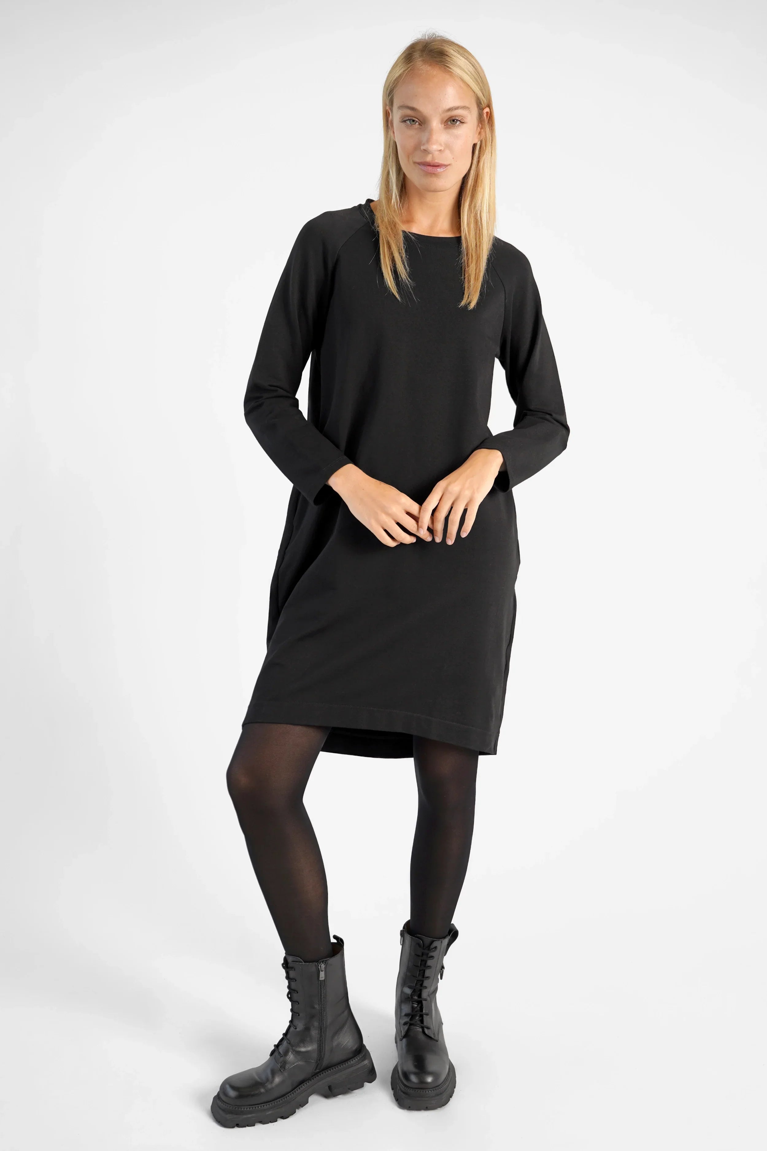 Frau trägt schwarzes LIZ Sweatkleid mit Rundhalsausschnitt und Seitentaschen, kombiniertes Lässigkleid aus Baumwolle