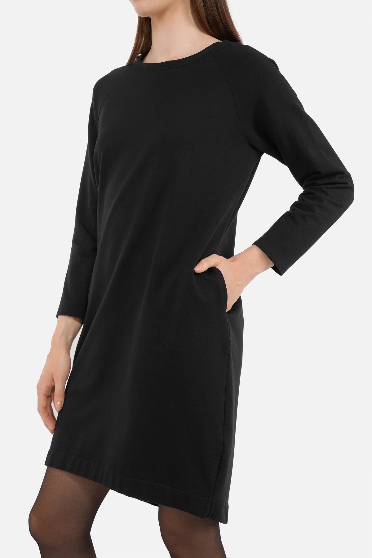 Frau trägt LIZ Sweatkleid aus weichem Baumwolljersey mit Rundhalsausschnitt und Seitentaschen