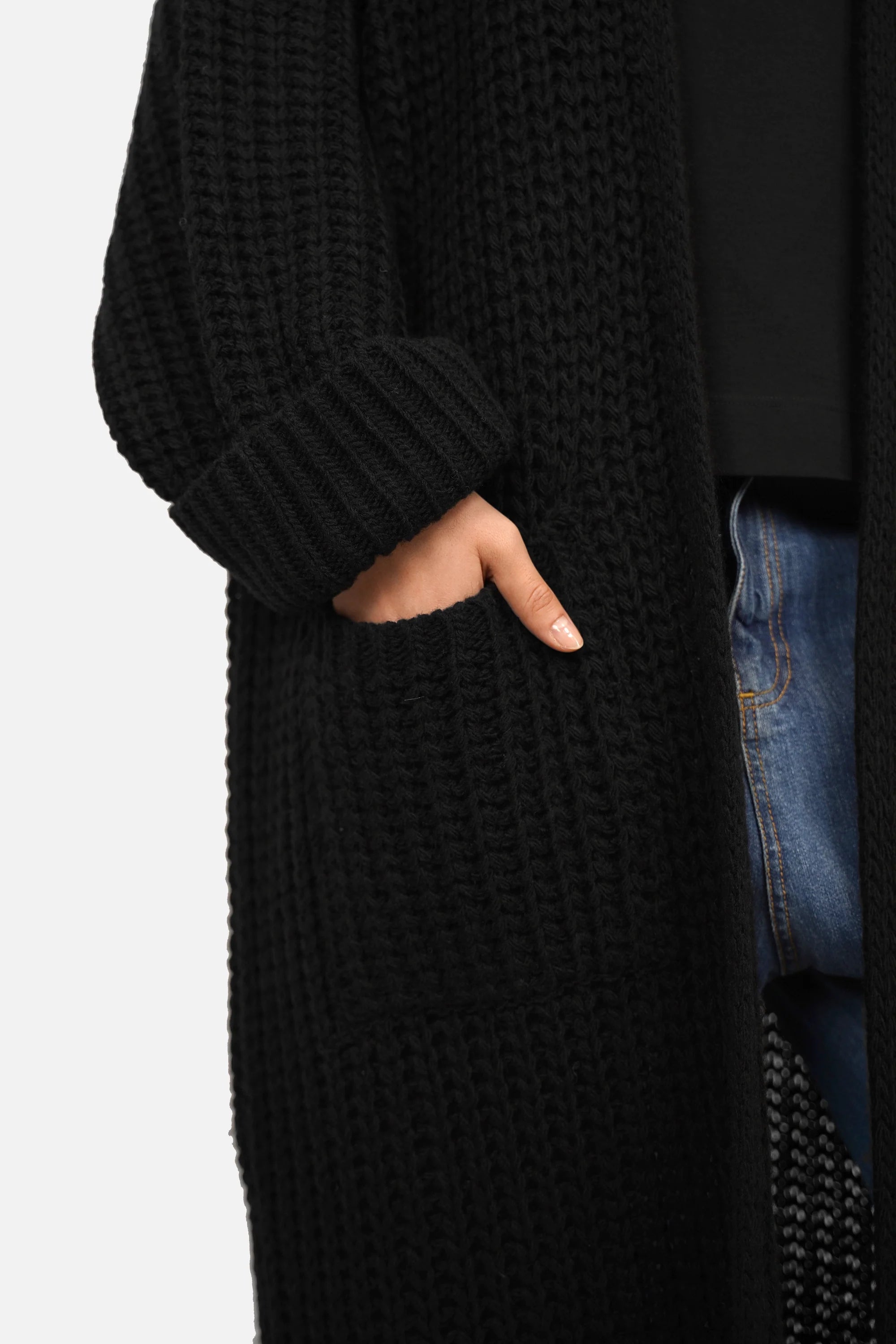 LOLA Strickcardigan oversized, offen getragen mit aufgesetzten Taschen, gemütlich und relaxed Schnitt