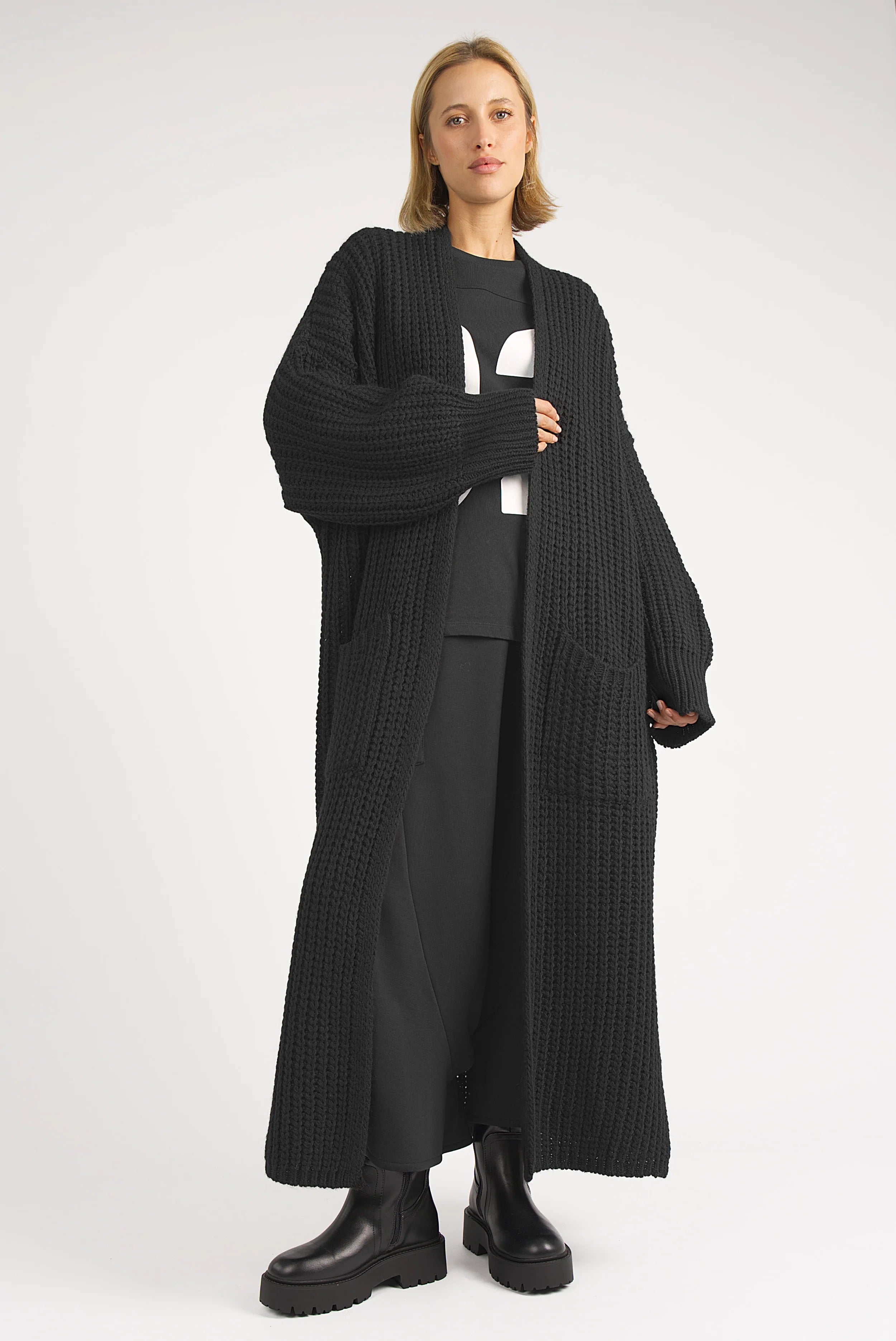 LOLA Strickcardigan oversize schwarz locker offen mit aufgesetzten Taschen und entspannter Passform