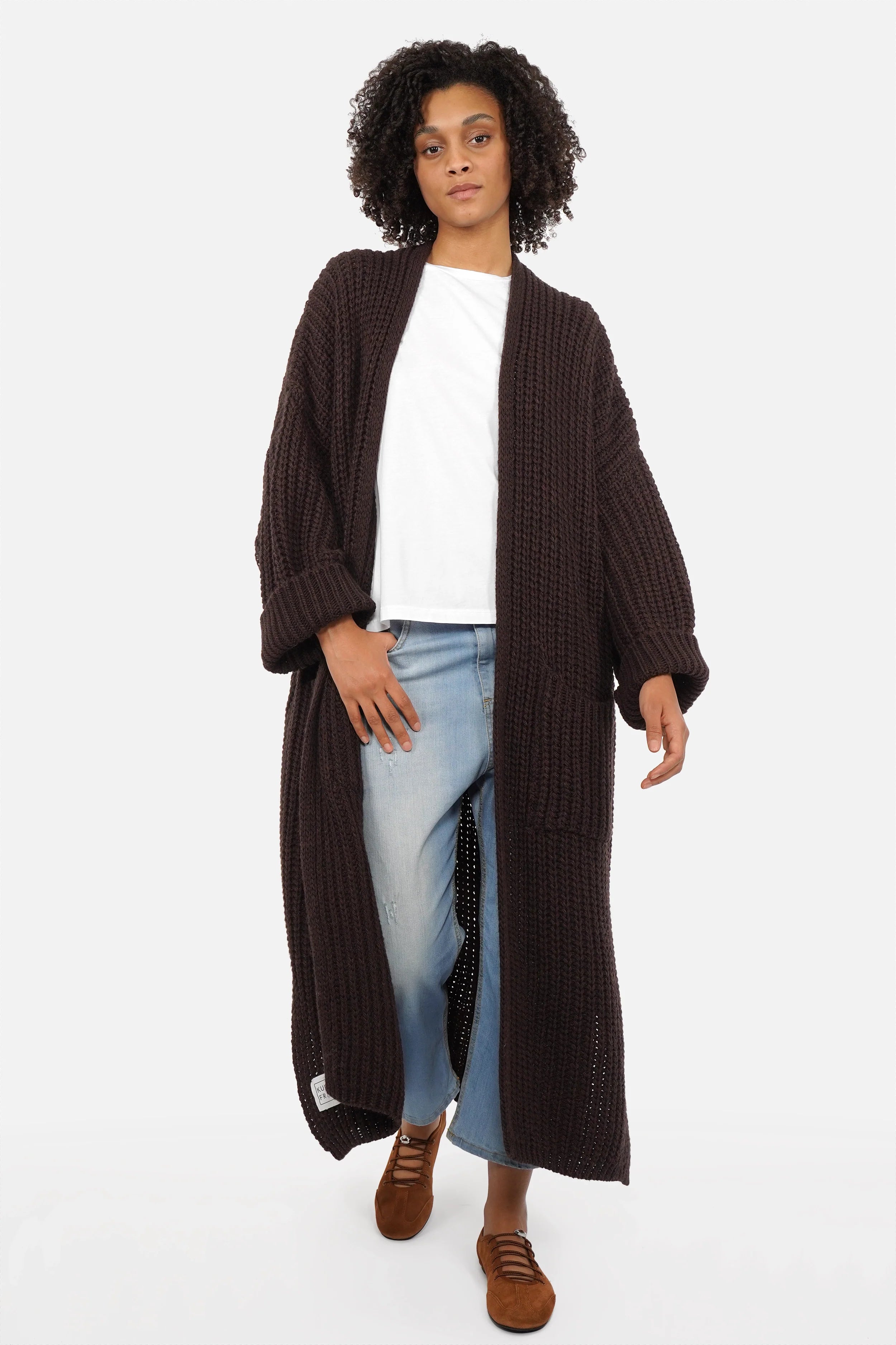 LOLA Strickcardigan in oversized, relaxed Schnitt mit aufgesetzten Taschen und offenem Design