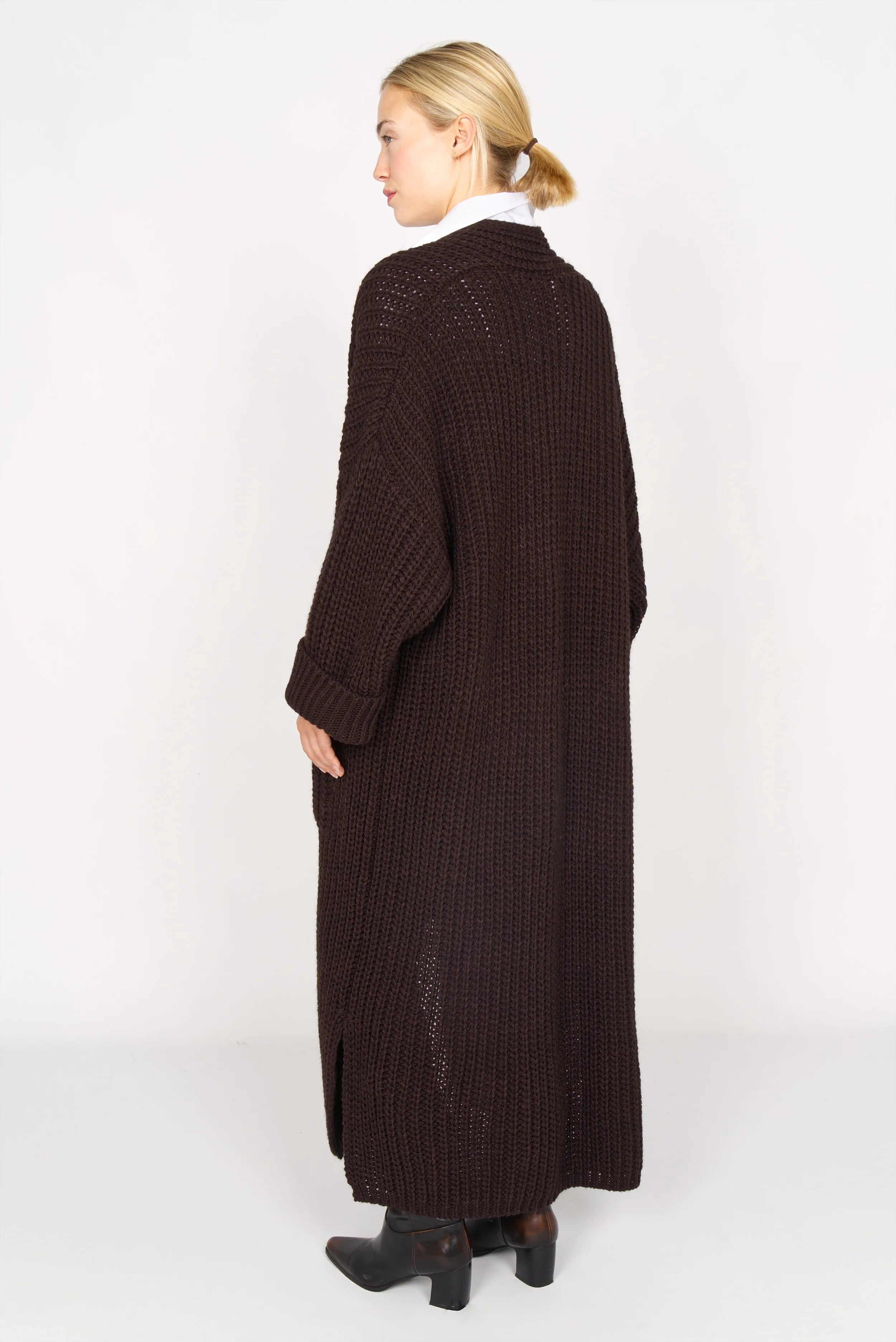 LOLA Strickcardigan oversized knit cardigan with relaxed fit and patch pockets in dark brown, worn open