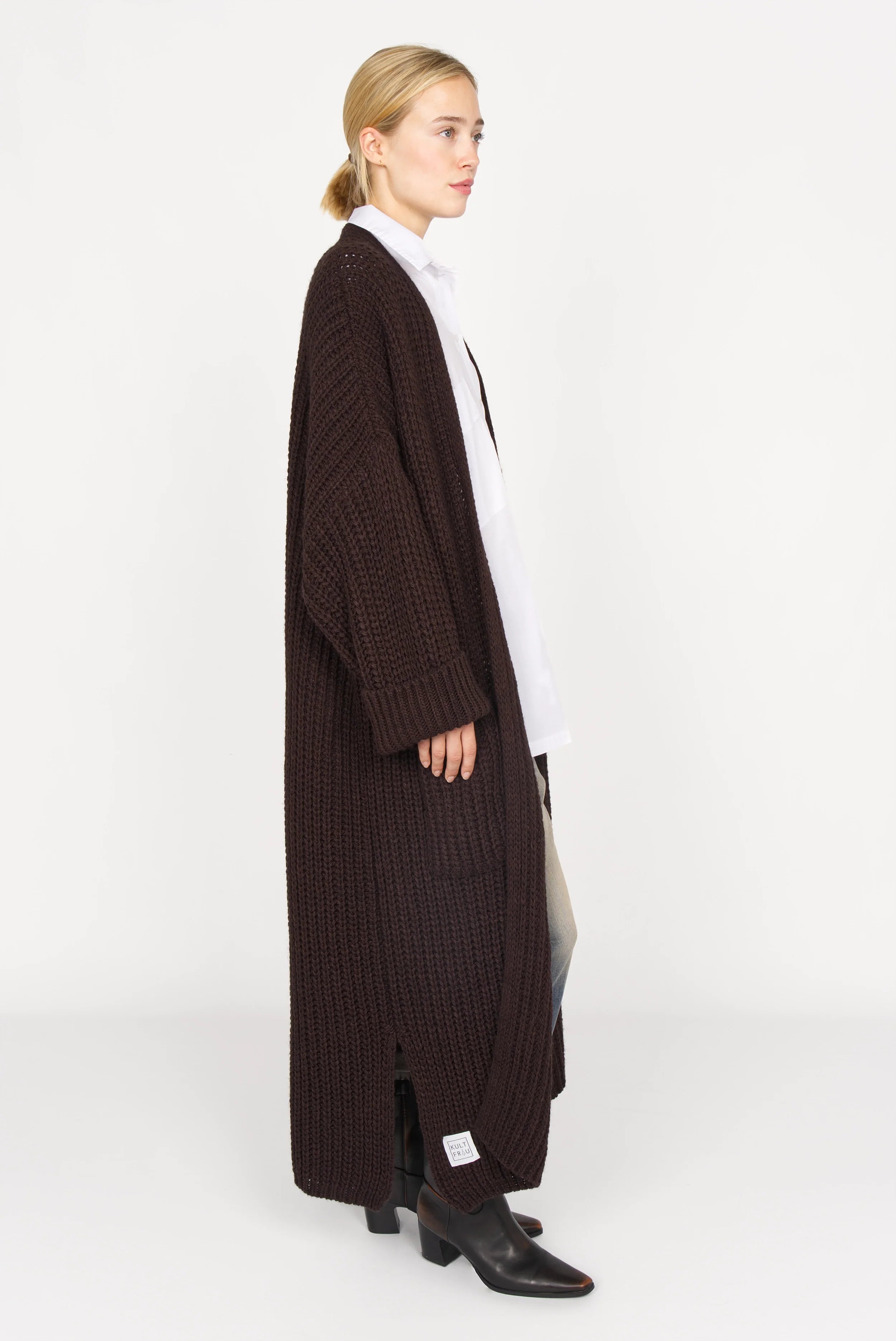 LOLA Strickcardigan langer oversized Strickcardigan offen mit aufgesetzten Taschen in dunkelbraun