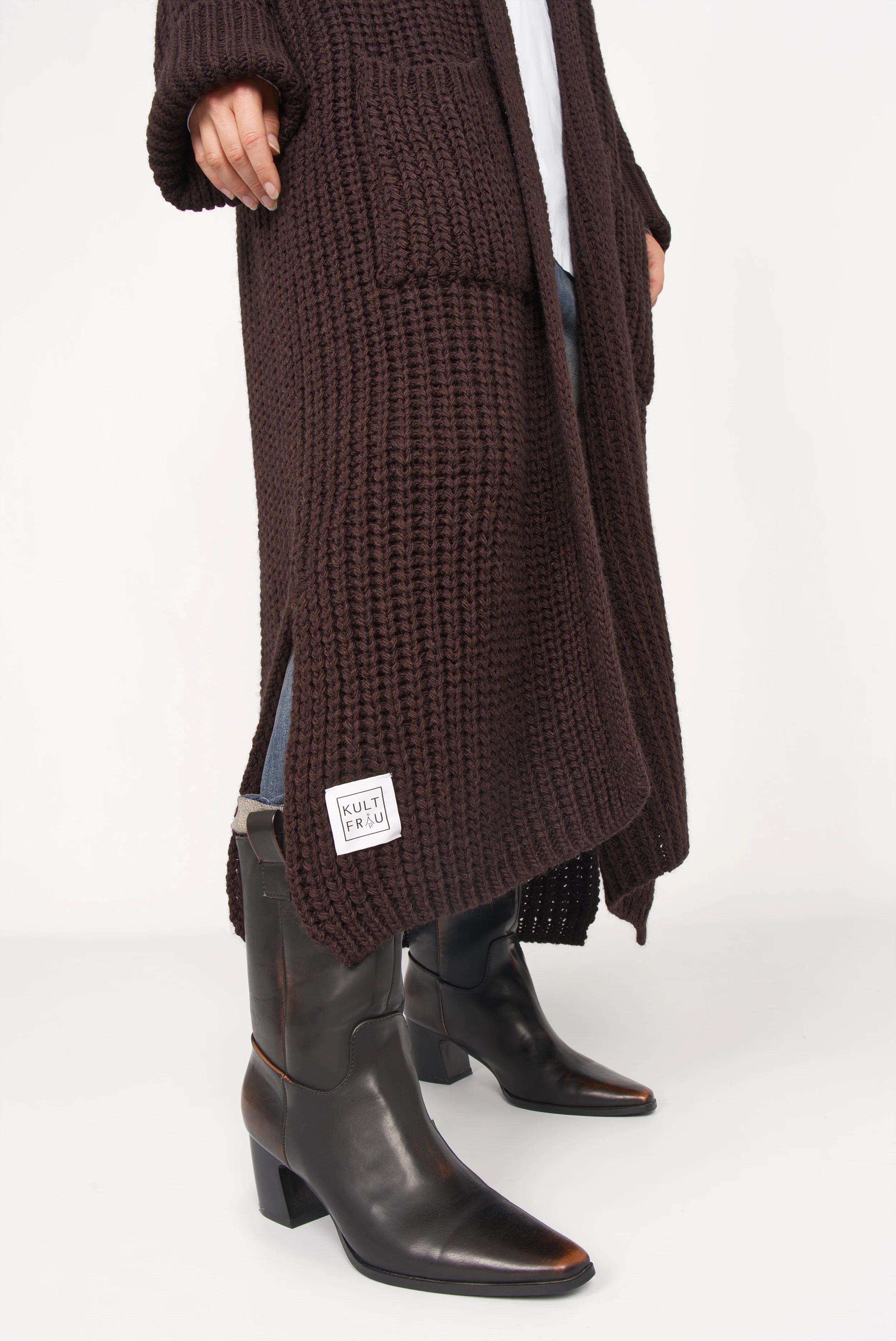 LOLA Strickcardigan brauner oversized Strickcardigan mit Taschen und lockerem Schnitt, offen tragbar