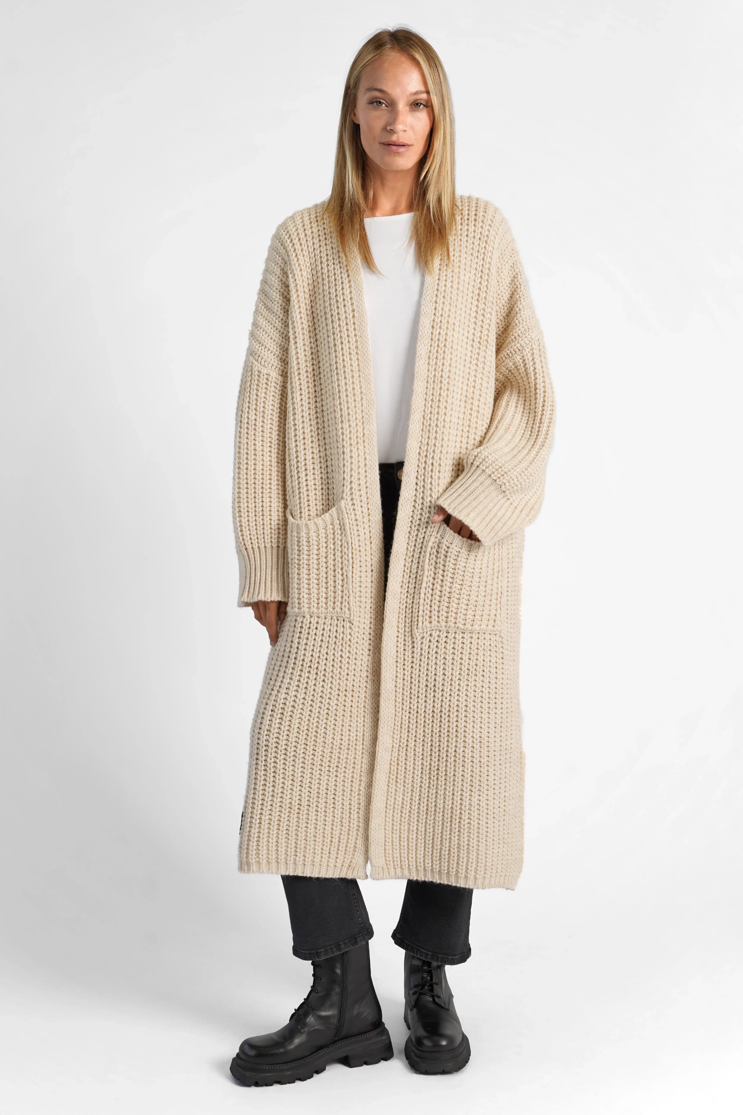 LOLA Strickcardigan oversize beige mit aufgesetzten Taschen und lockerem Schnitt