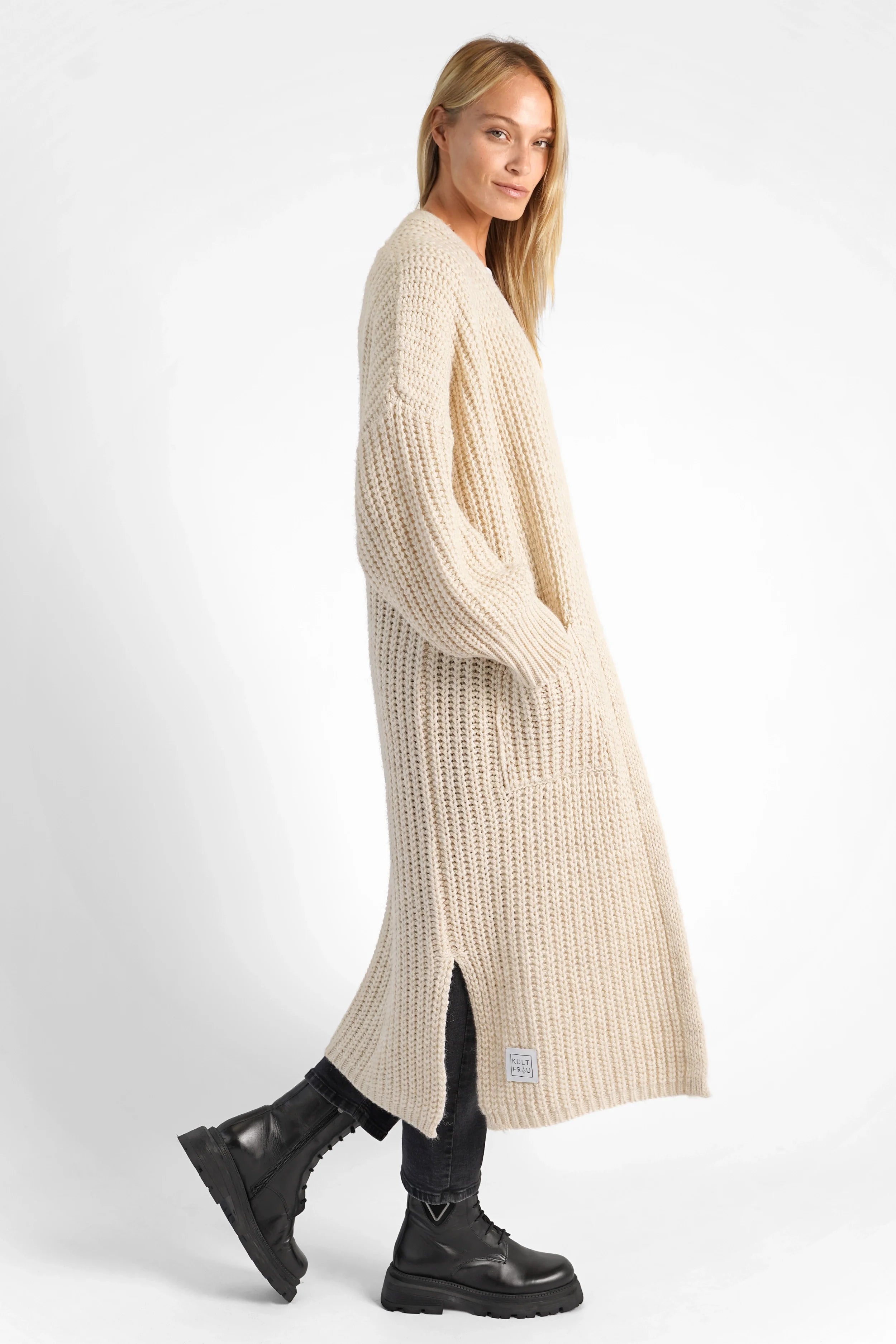 LOLA Strickcardigan beiger Oversize-Cardigan mit lockerer Passform und offenen Ärmeln