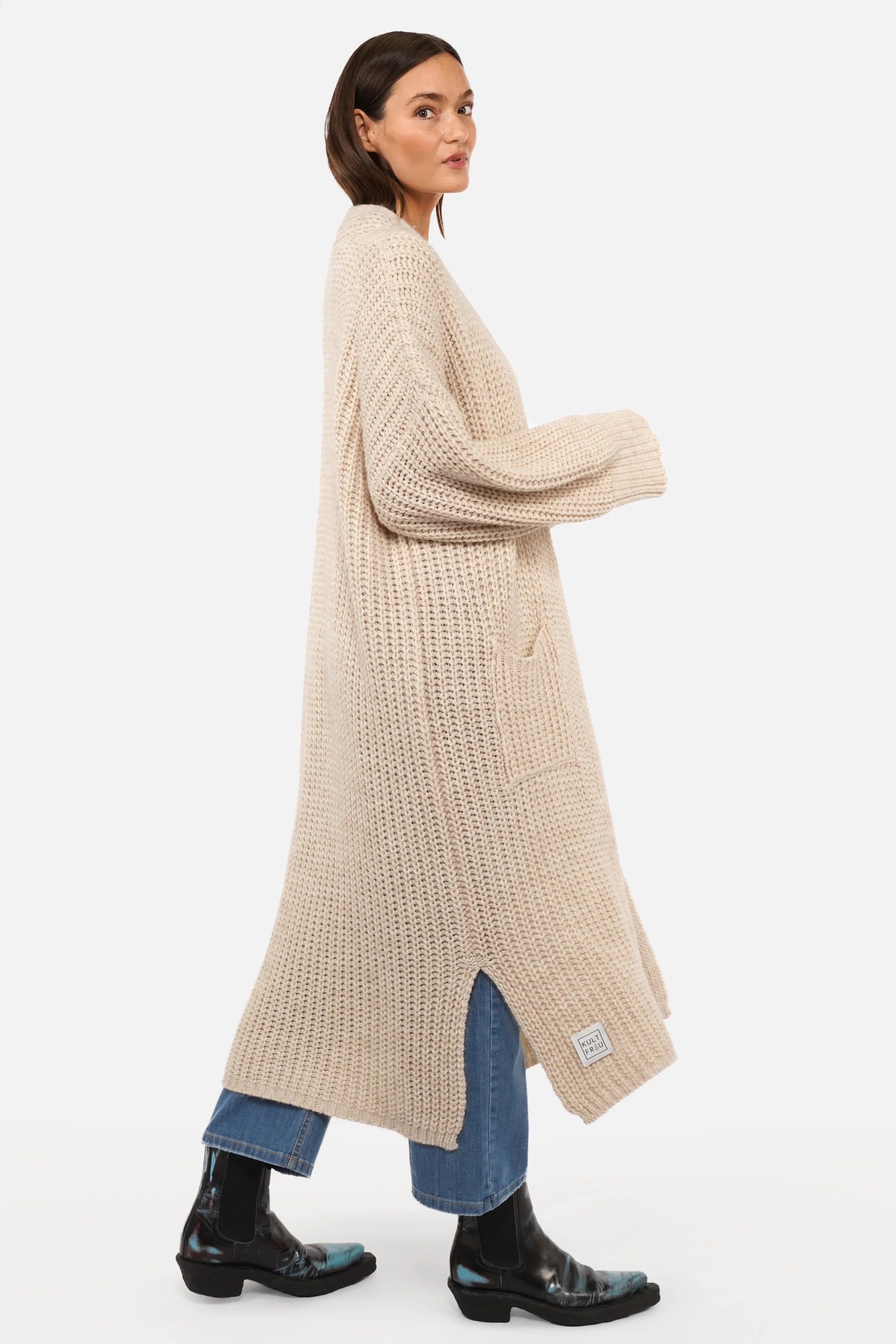 Oversize LOLA Strickcardigan offen mit aufgesetzten Taschen und relaxed Schnitt