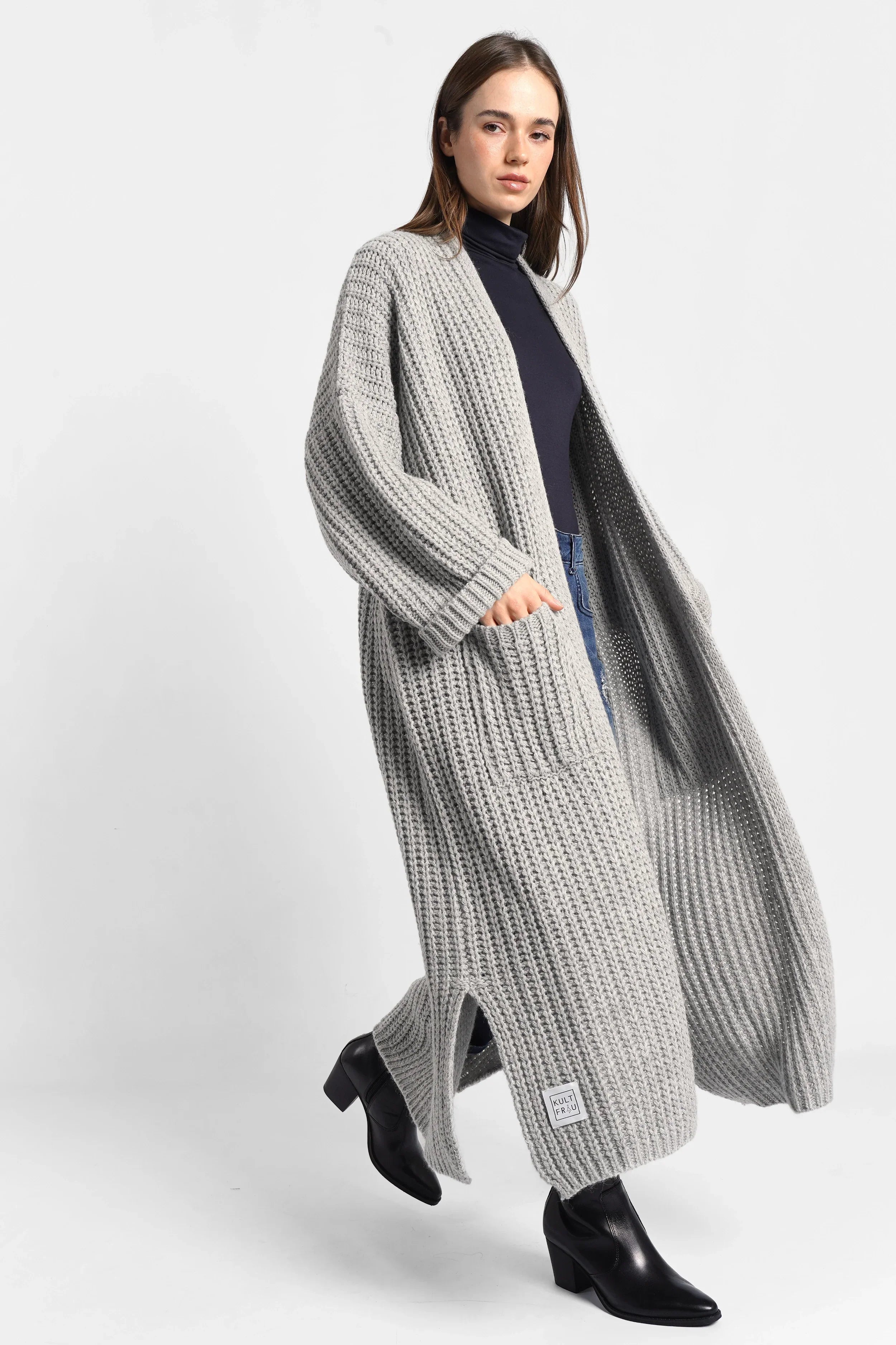 Damen offen getragener grauer LOLA Strickcardigan mit oversized Schnitt und aufgesetzten Taschen