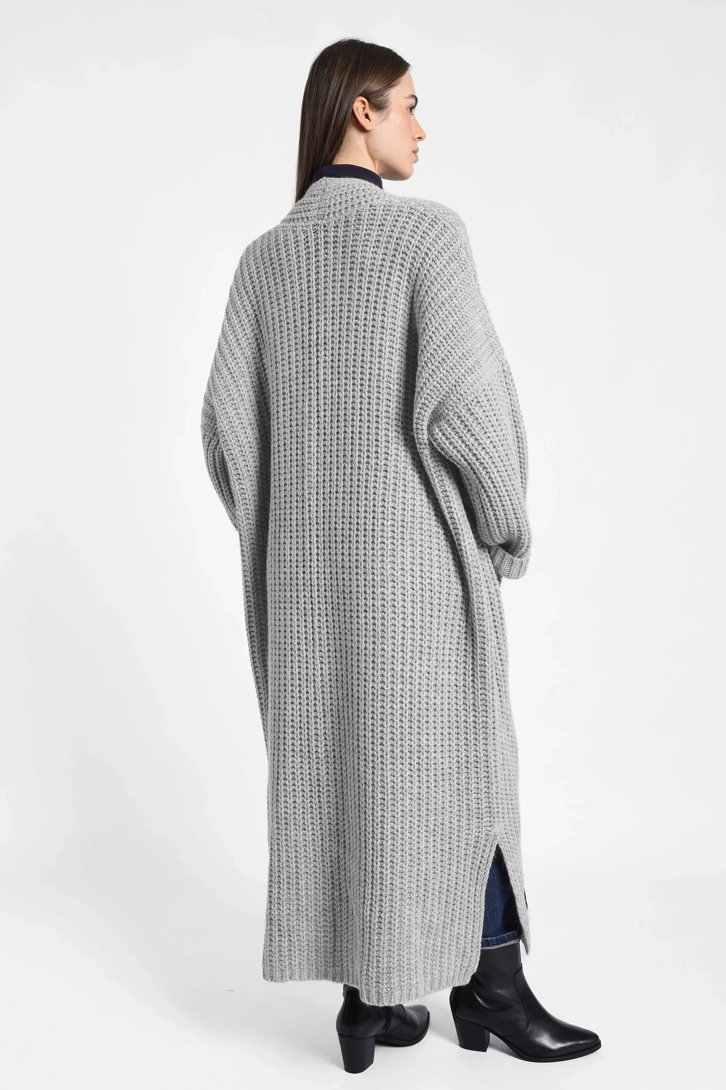 Frau trägt grauen LOLA Strickcardigan mit oversized Schnitt und aufgesetzten Taschen, Rückansicht