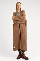 LOLA Strickcardigan oversized knit cardigan with pockets worn open in brown