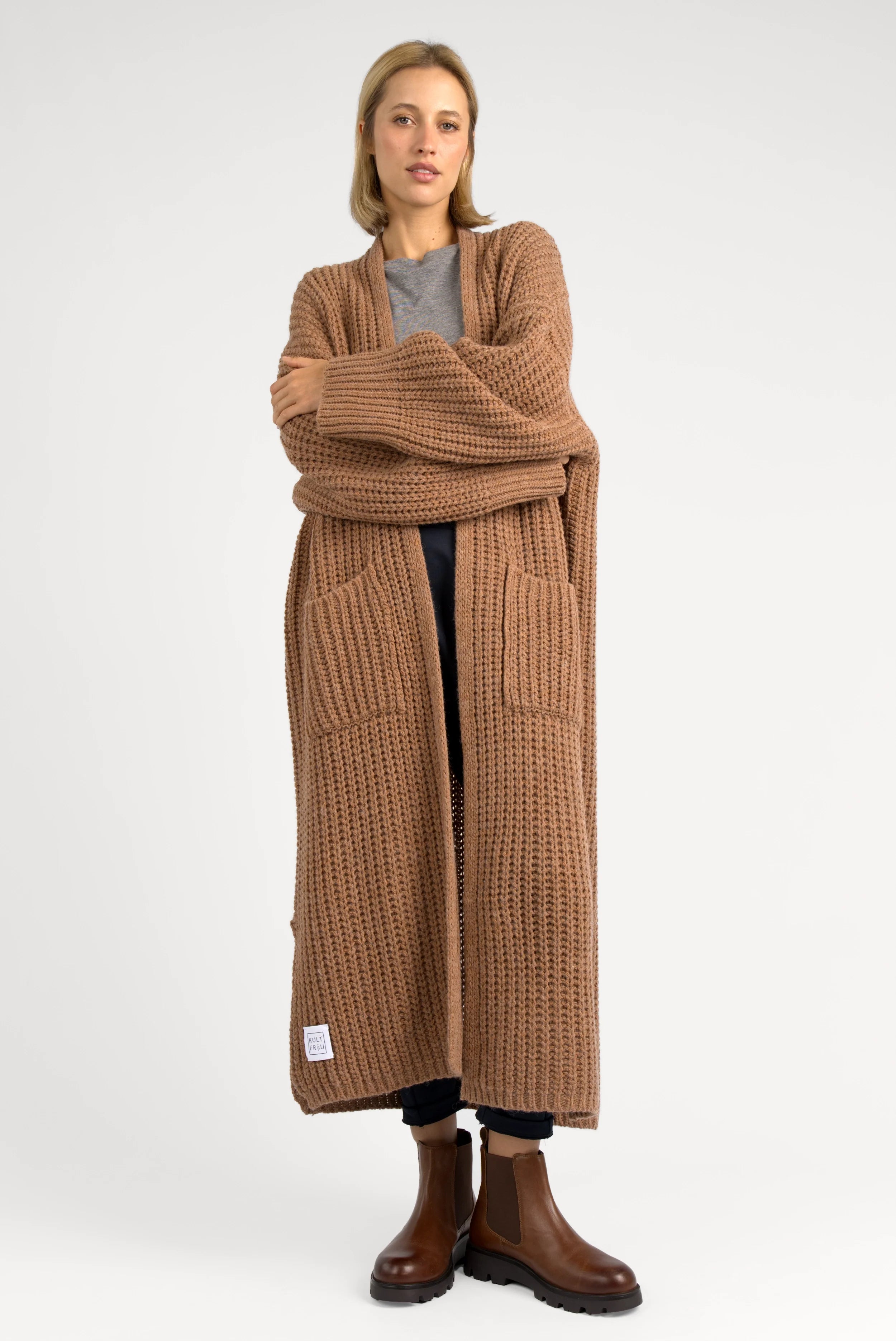 LOLA Strickcardigan oversized knit cardigan with pockets worn open in brown