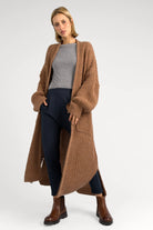 LOLA Strickcardigan beige oversized knit cardigan with pockets worn open