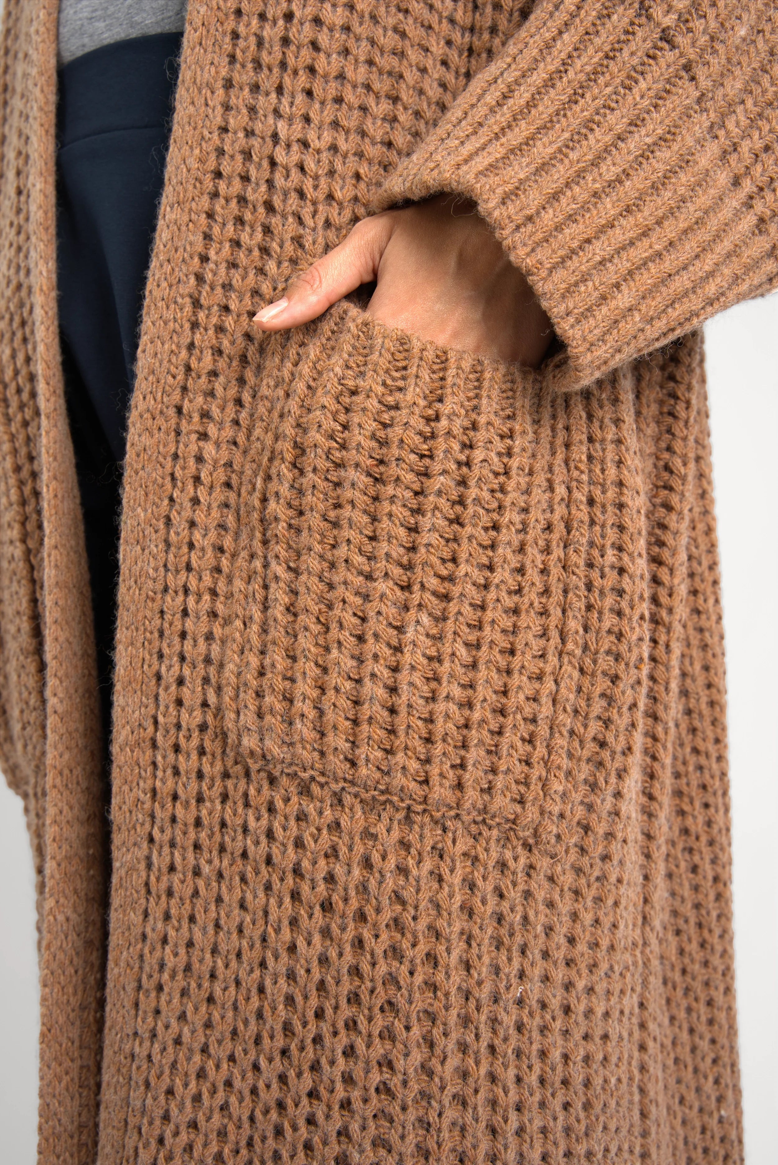 LOLA Strickcardigan grob gestrickter, oversized Cardigan mit aufgesetzter Tasche in hellbraun