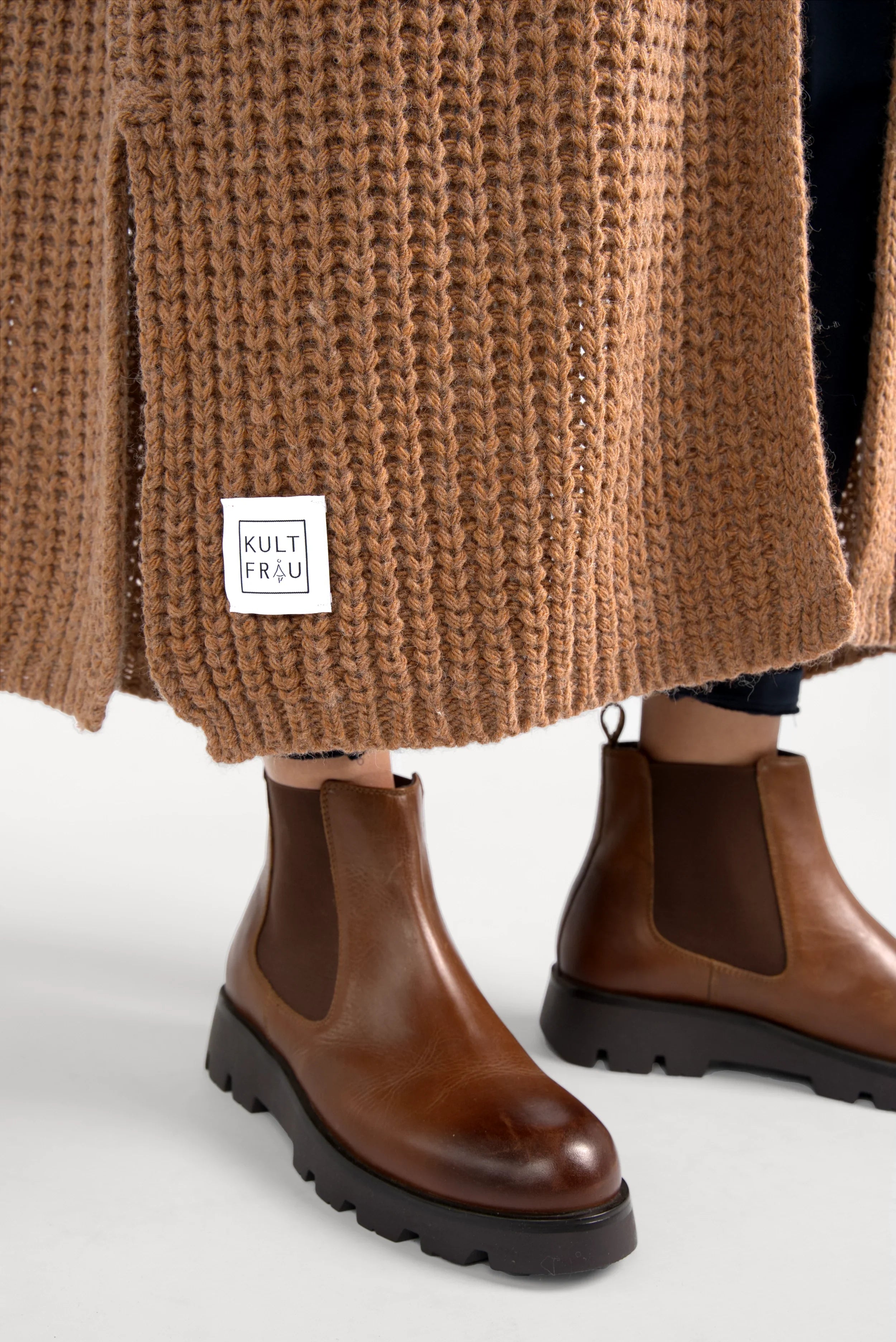 LOLA Strickcardigan brauner grobstrick Outdoor-Look mit braunen Stiefeln oversized relaxed fit