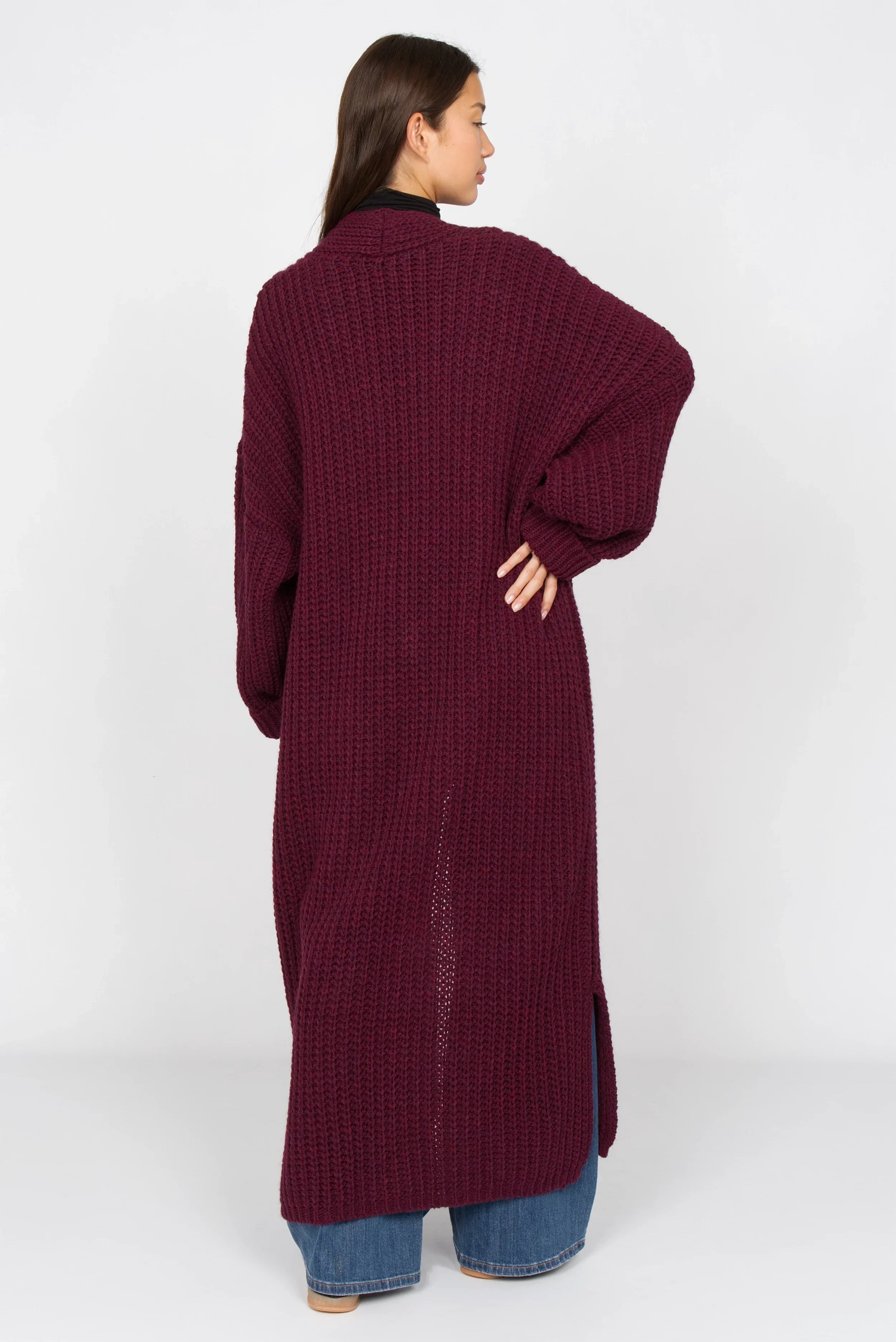 Damen LOLA Strickcardigan in Oversize mit offenem Schnitt und aufgesetzten Taschen in Weinrot