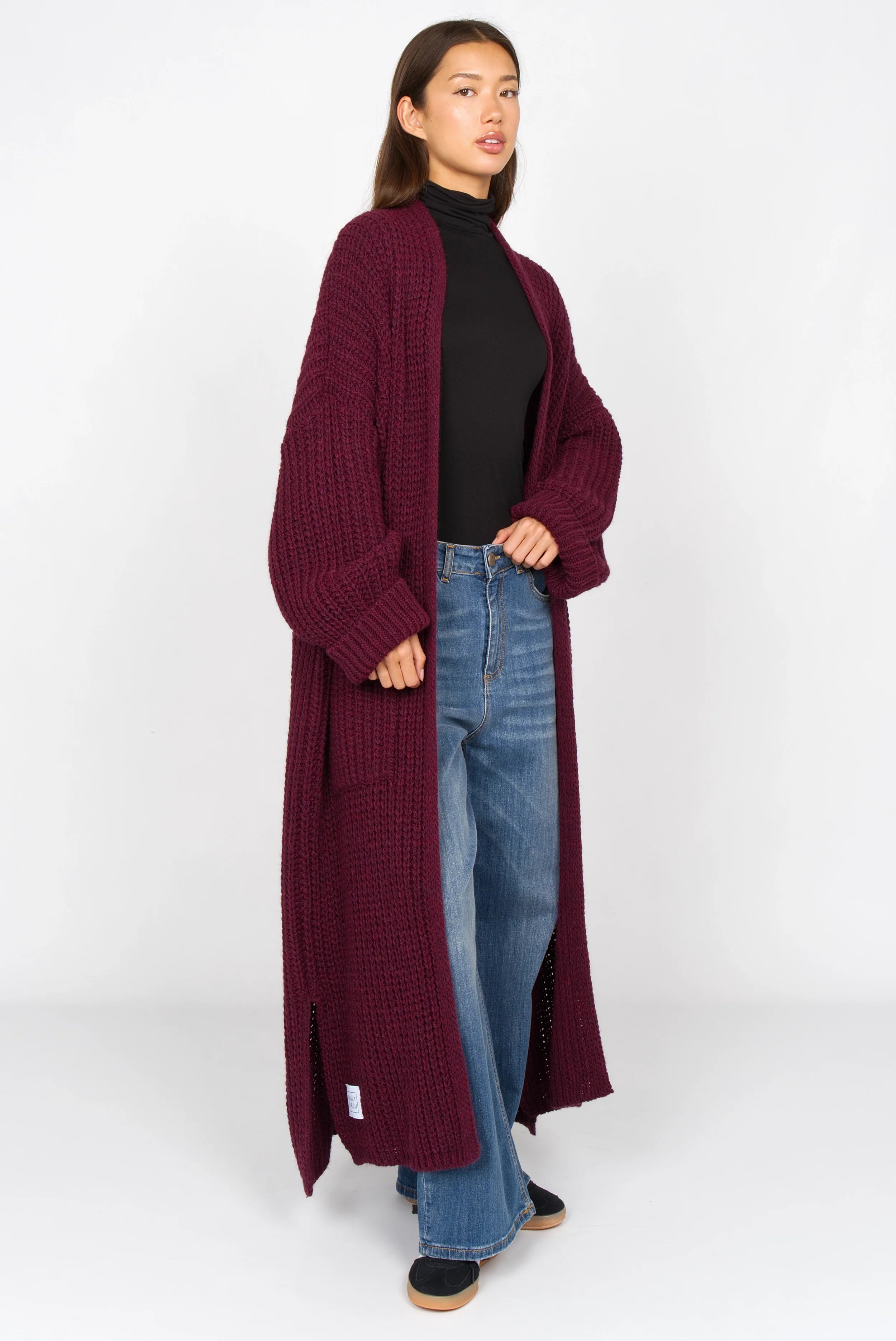 LOLA Strickcardigan in weinrot oversized offen mit aufgesetzten Taschen locker geschnitten lang