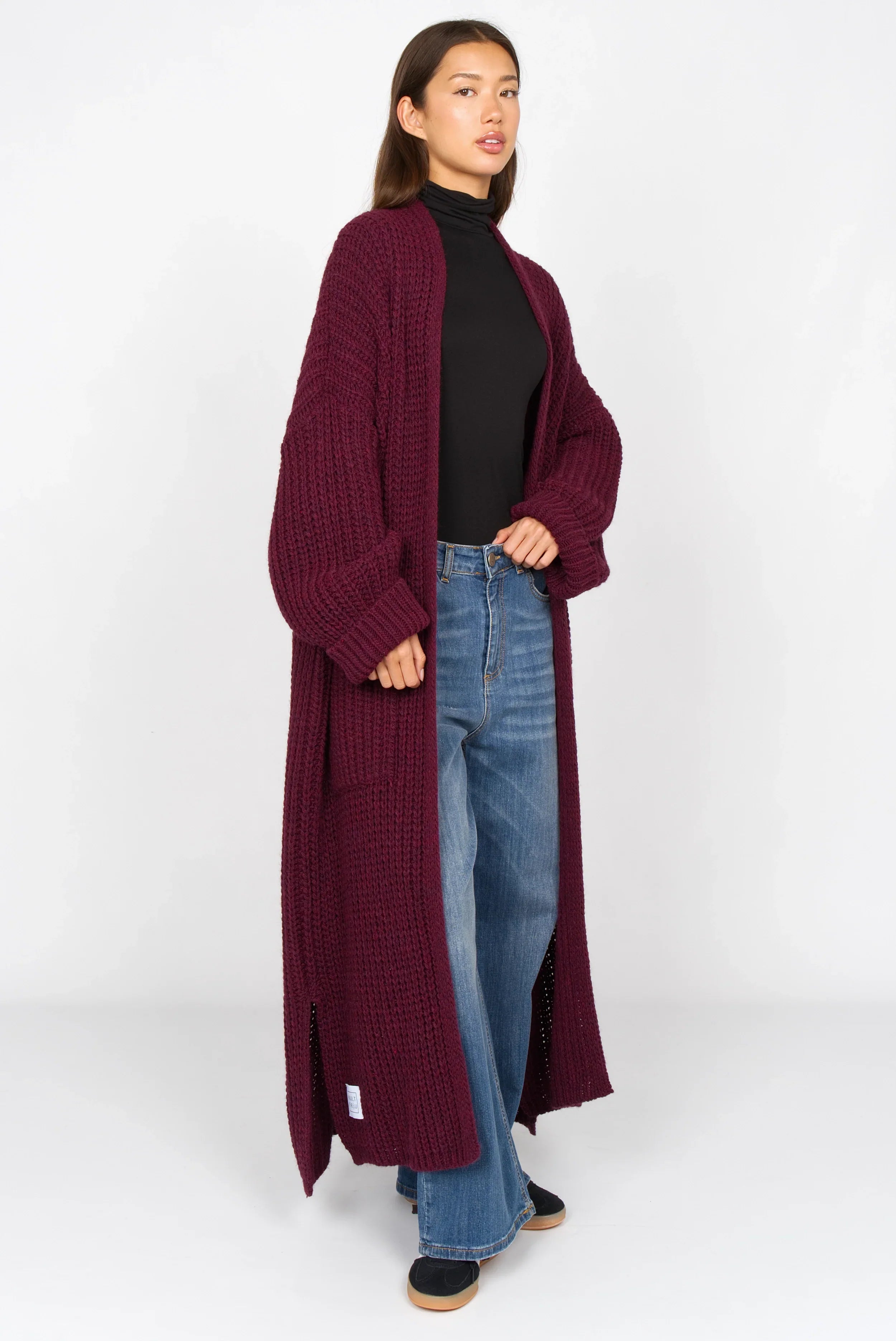 LOLA Strickcardigan langer oversize Strickcardigan offen getragen mit aufgesetzten Taschen in bordeauxrot