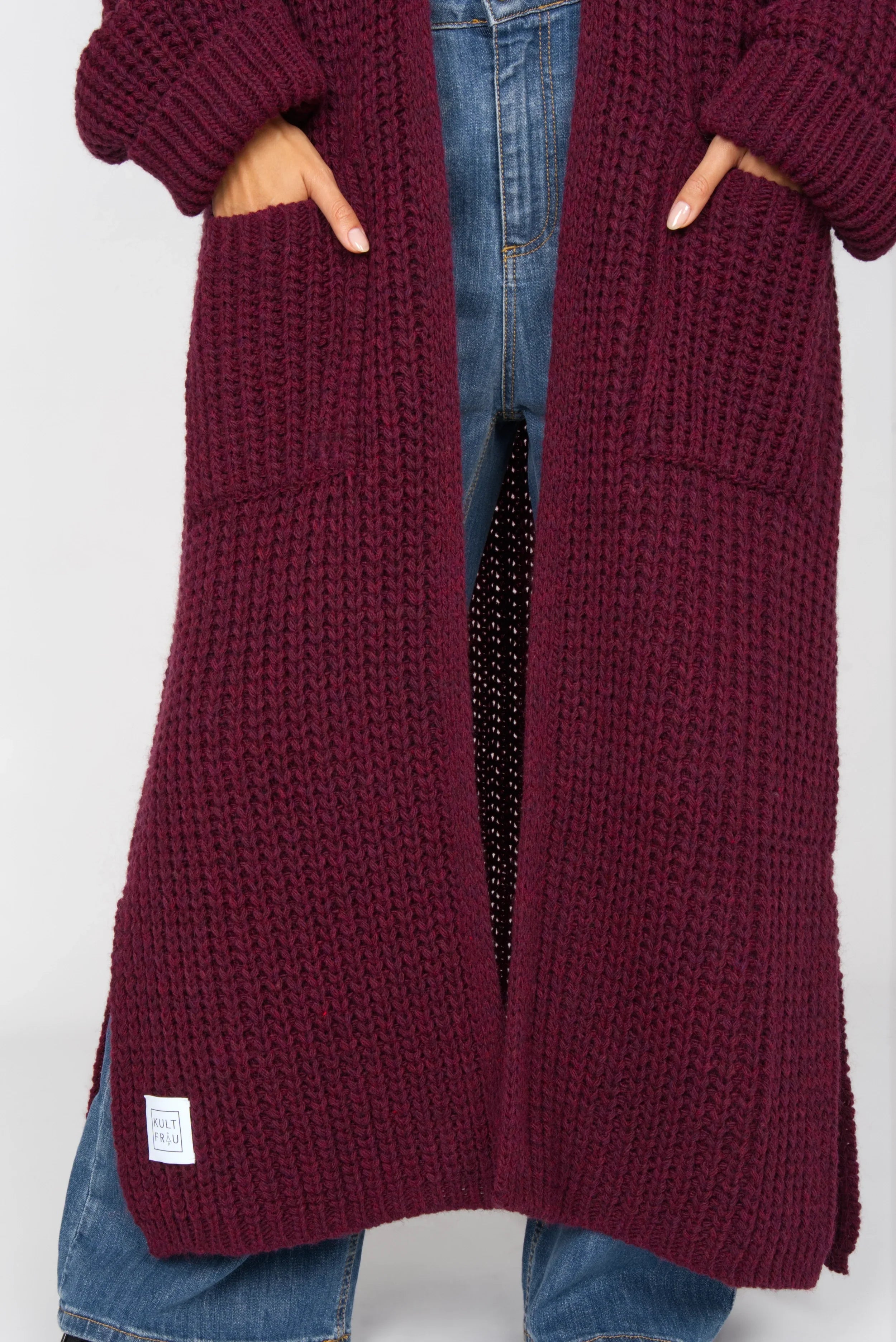 LOLA Strickcardigan oversized knit cardigan in burgundy with front pockets and relaxed fit