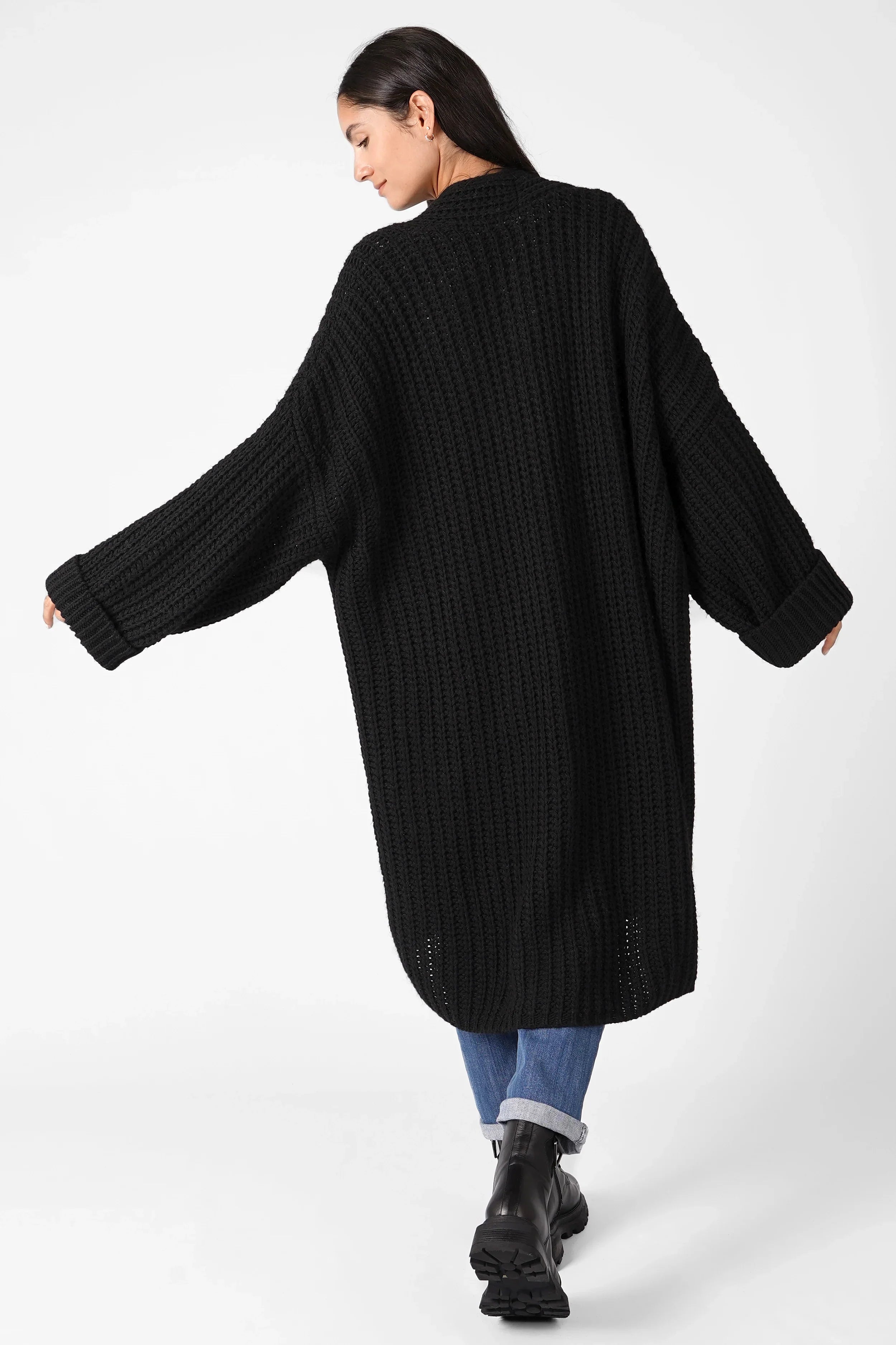 Damen oversized Strickcardigan in Schwarz offen getragen mit überschnittenen Schultern und aufgesetzten Taschen