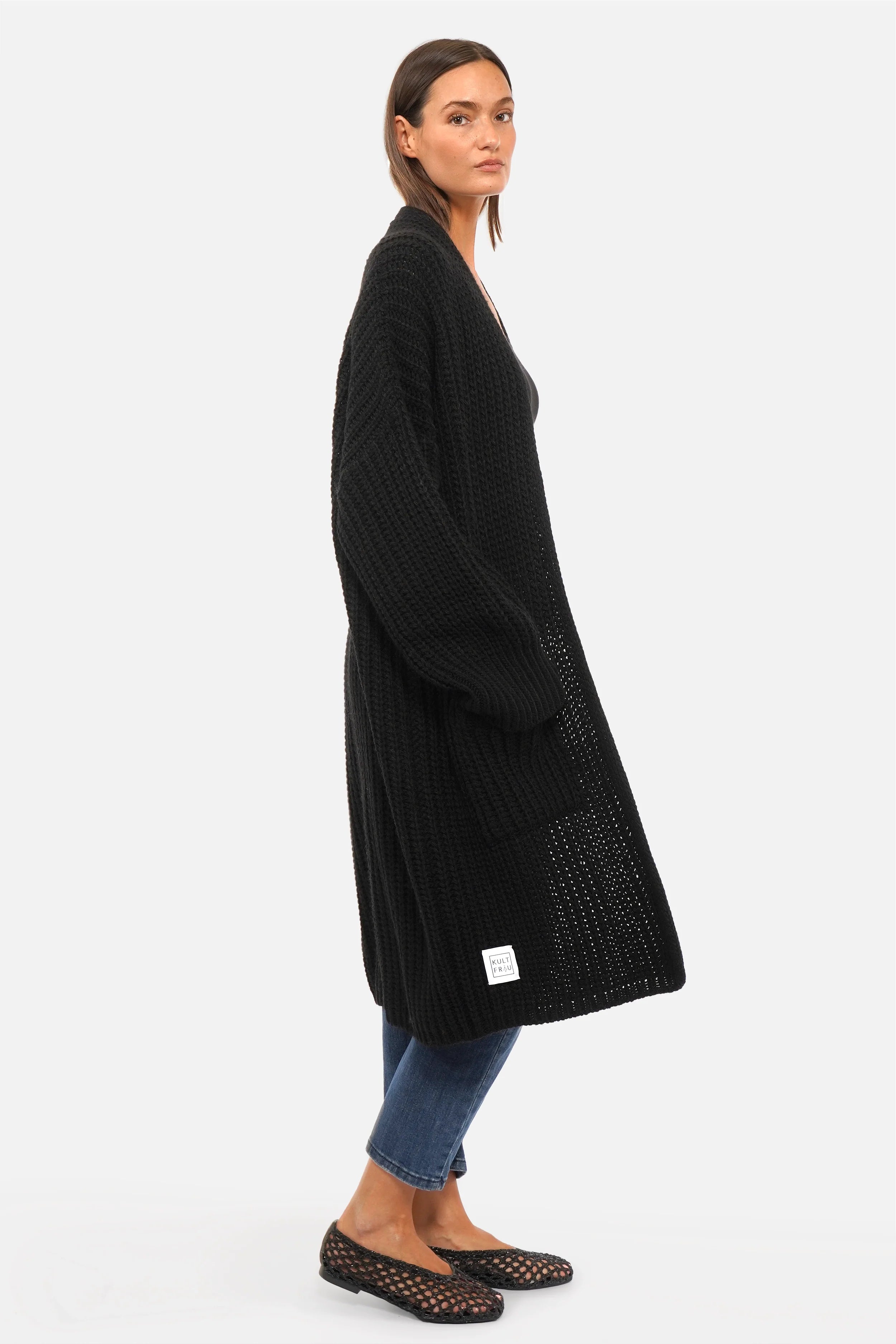 Oversized Strickcardigan offen mit aufgesetzten Taschen und überschnittenen Schultern