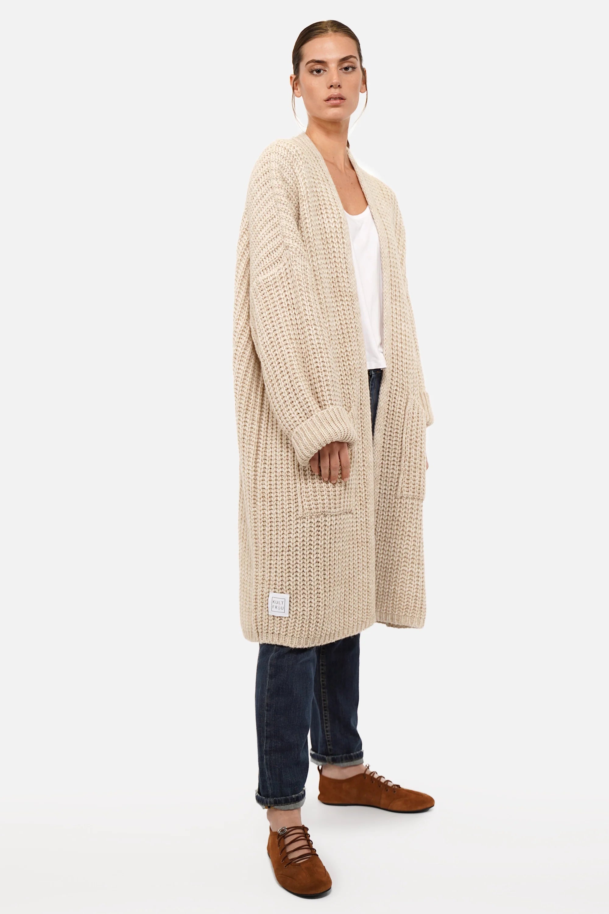 LOLLYTA Strickcardigan oversized offen getragen mit überschnittenen Schultern und aufgesetzten Taschen