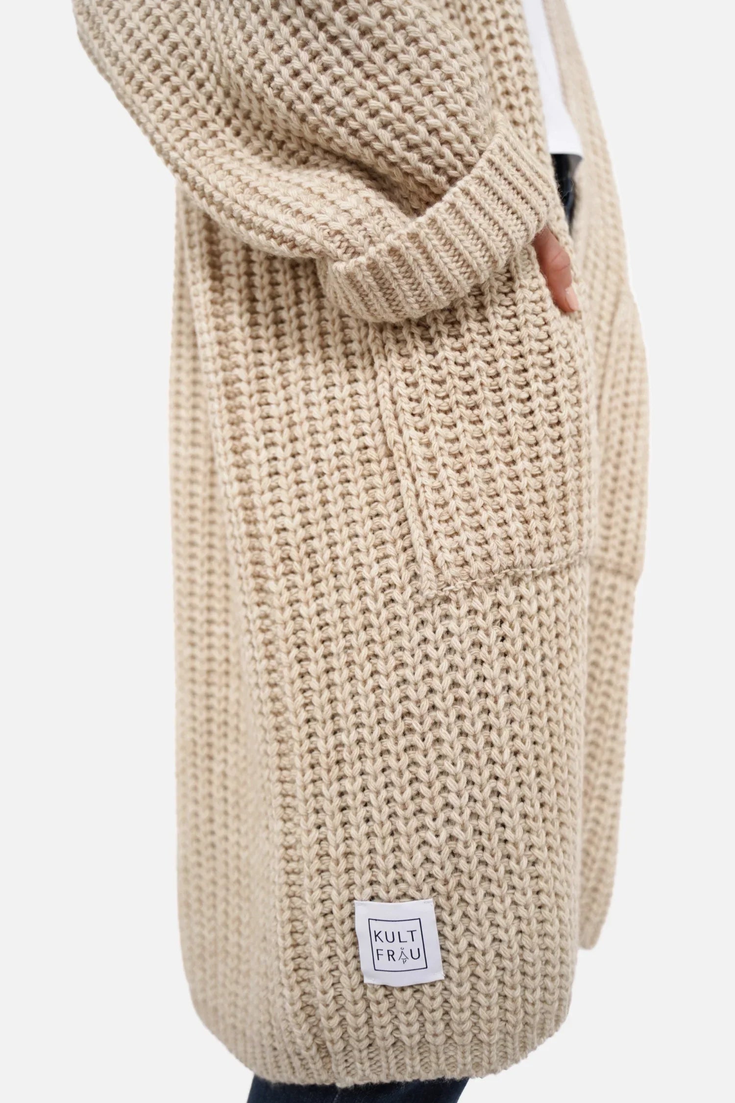 LOLLYTA Strickcardigan oversized offen getragen mit aufgesetzten Taschen und überschnittenen Schultern in neutraler Farbe