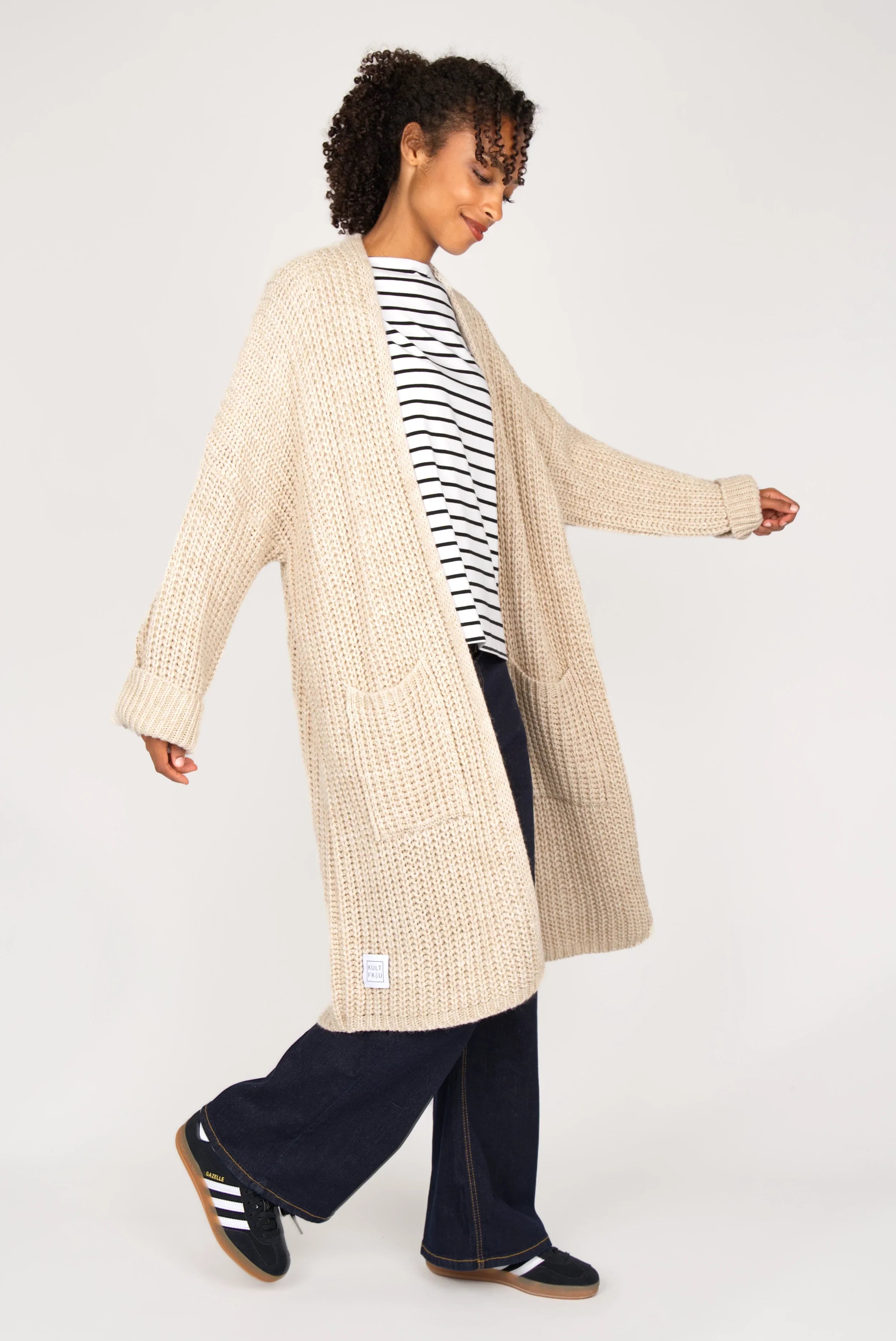 LOLYTA Strickcardigan oversized beige mit aufgesetzten Taschen und lässigem Relaxed Schnitt