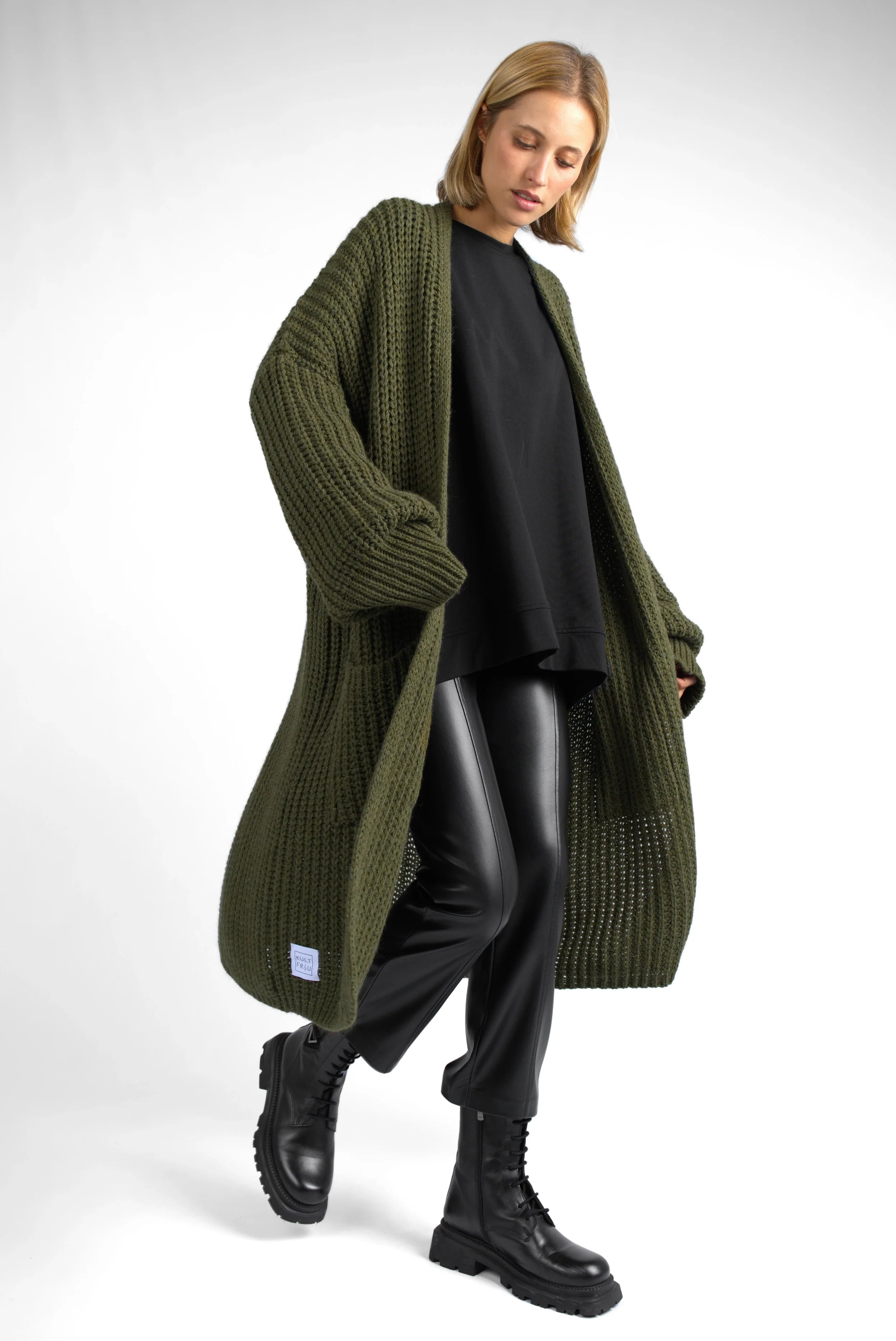 Damen tragen olivegrünen oversized LOLLYTA Strickcardigan mit offenen Schnitt und aufgesetzten Taschen
