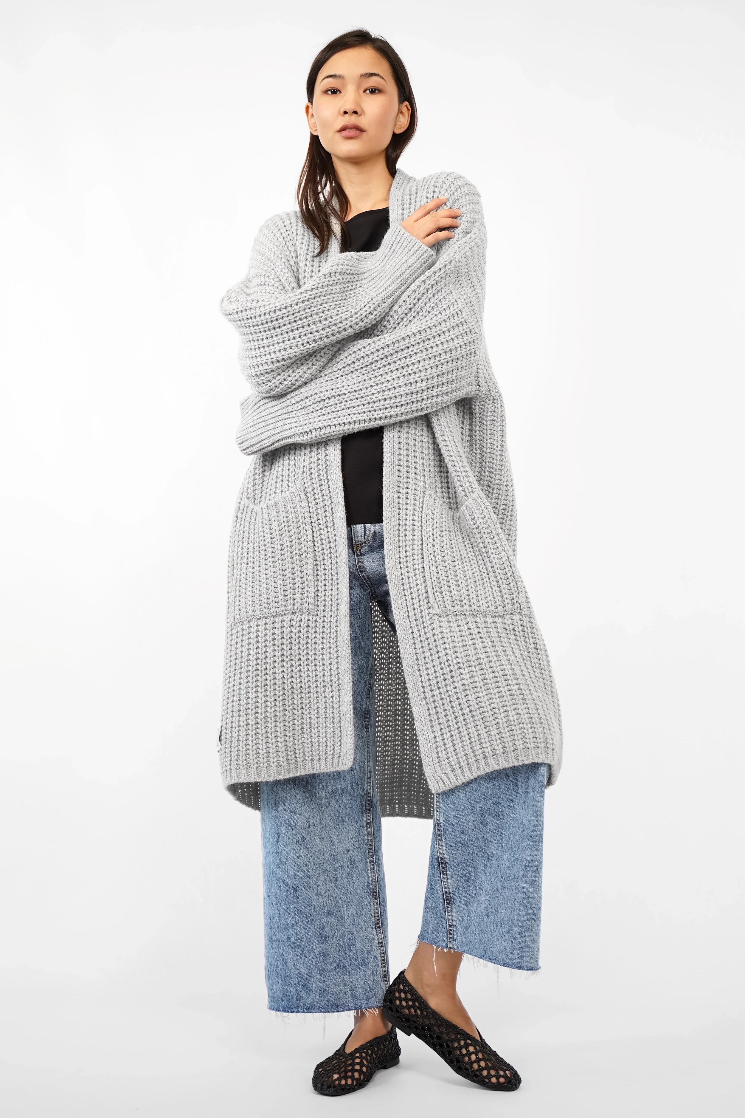 LOLYTA oversized LOL Strickcardigan offen getragen mit überschnittenen Schultern und aufgesetzten Taschen