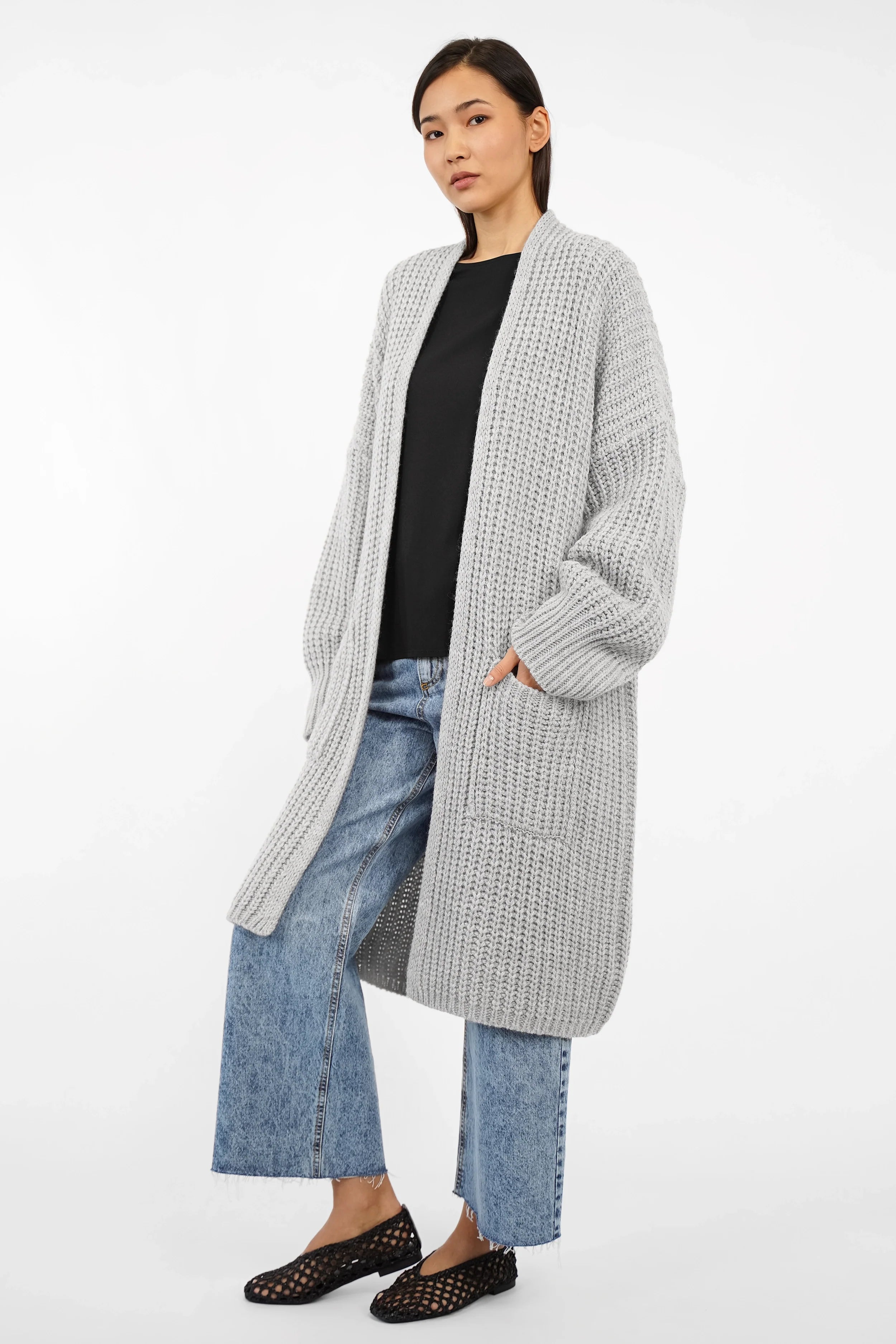 LOLYTA Oversized LOL Strickcardigan mit überschnittenen Schultern und aufgesetzten Taschen, offen getragen