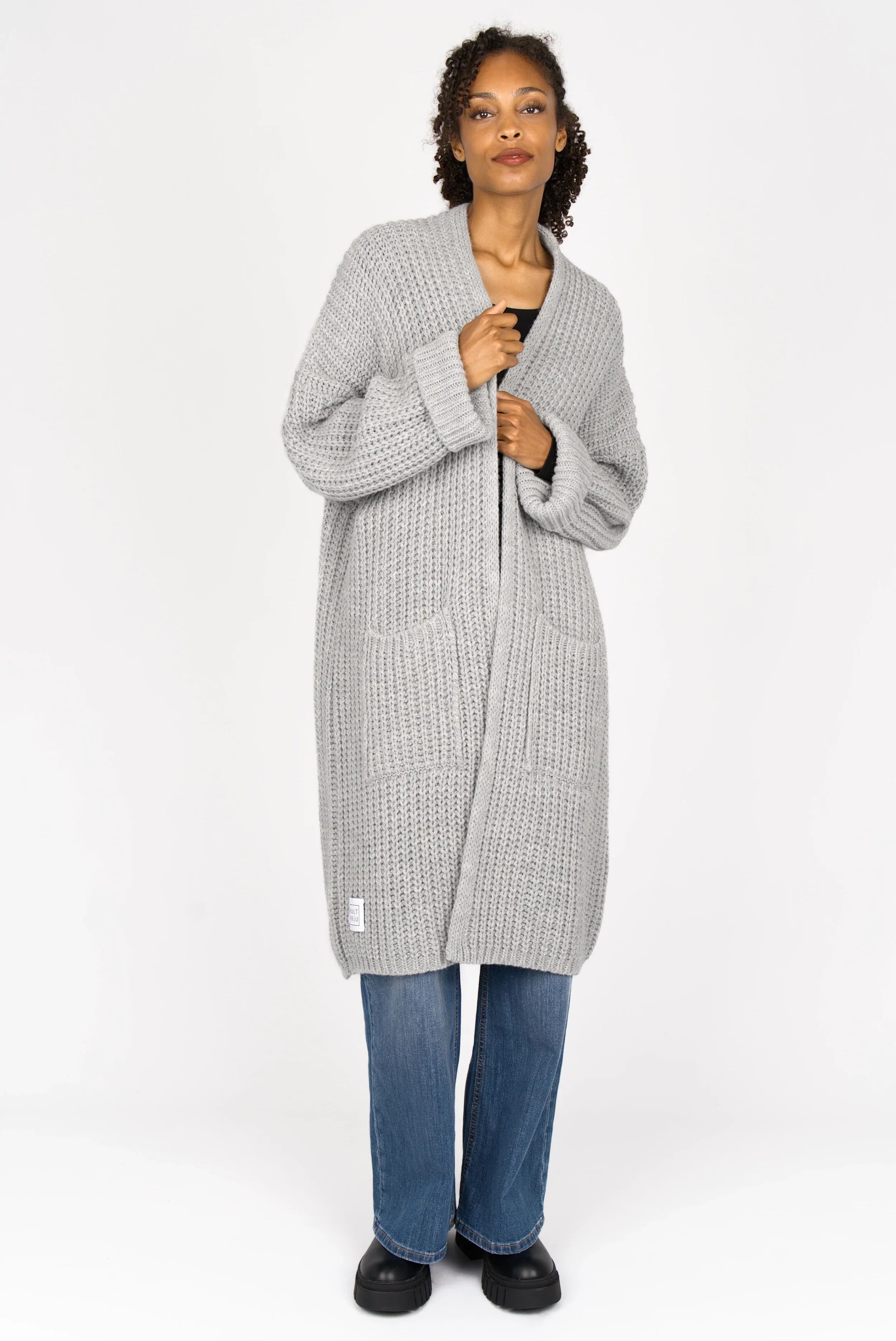 Woman wearing oversized LOLLYTA Strickcardigan in grey knit with pockets and relaxed fit