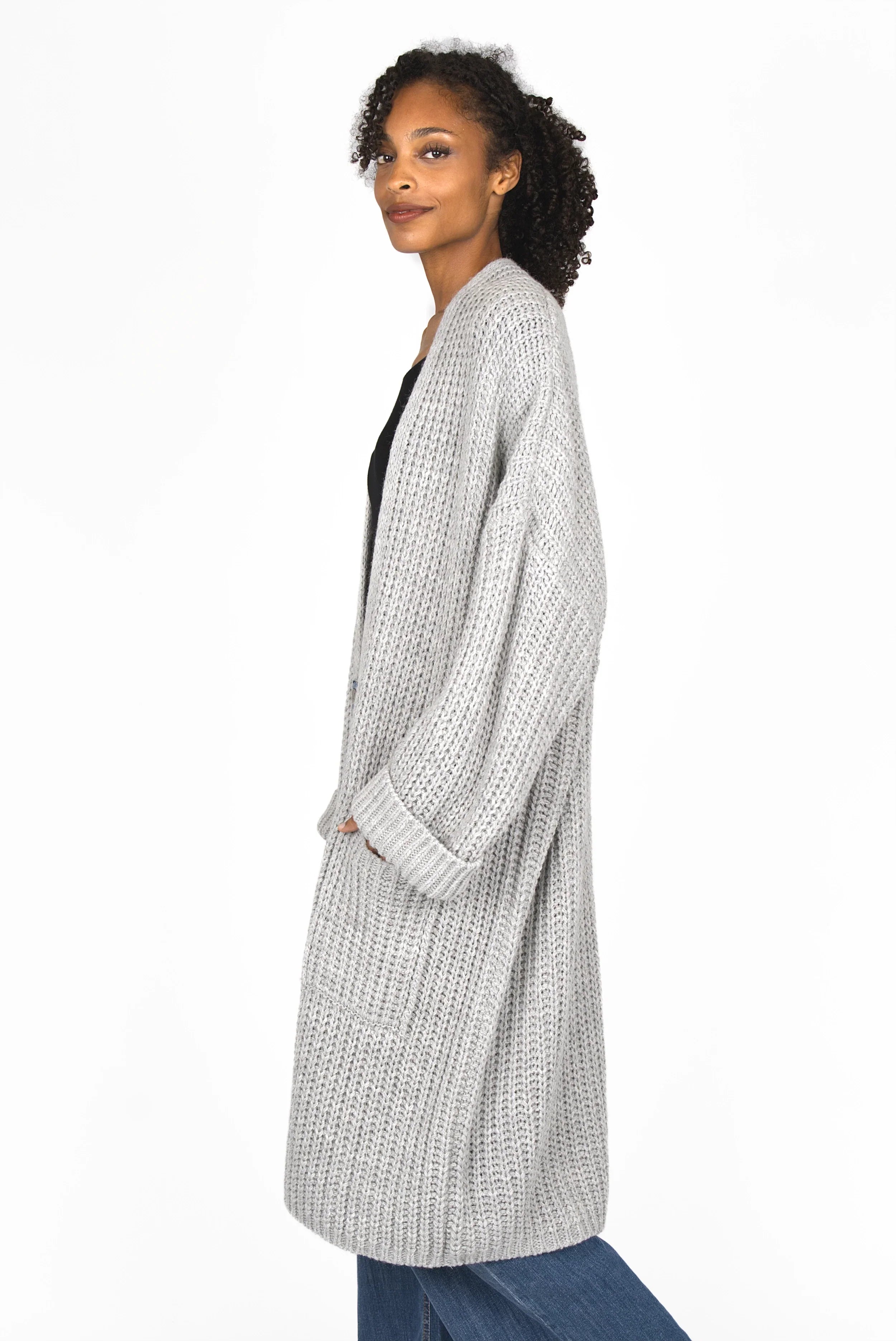 LOLYTA oversized Strickcardigan in light gray, open front with relaxed fit and rolled sleeves on model