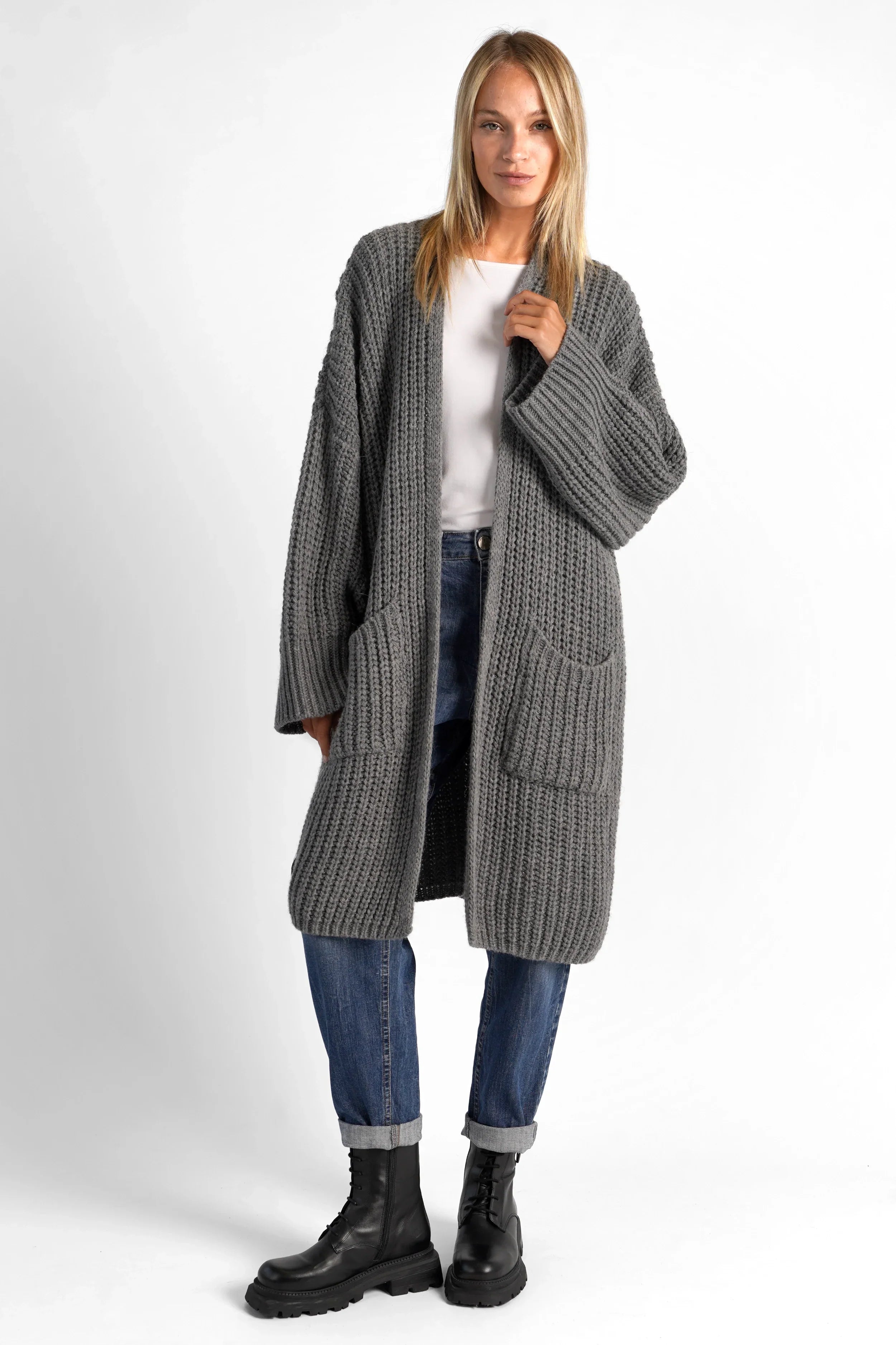 Woman wearing grey LOLLYTA Strickcardigan oversized knit open front with pockets and rolled sleeves