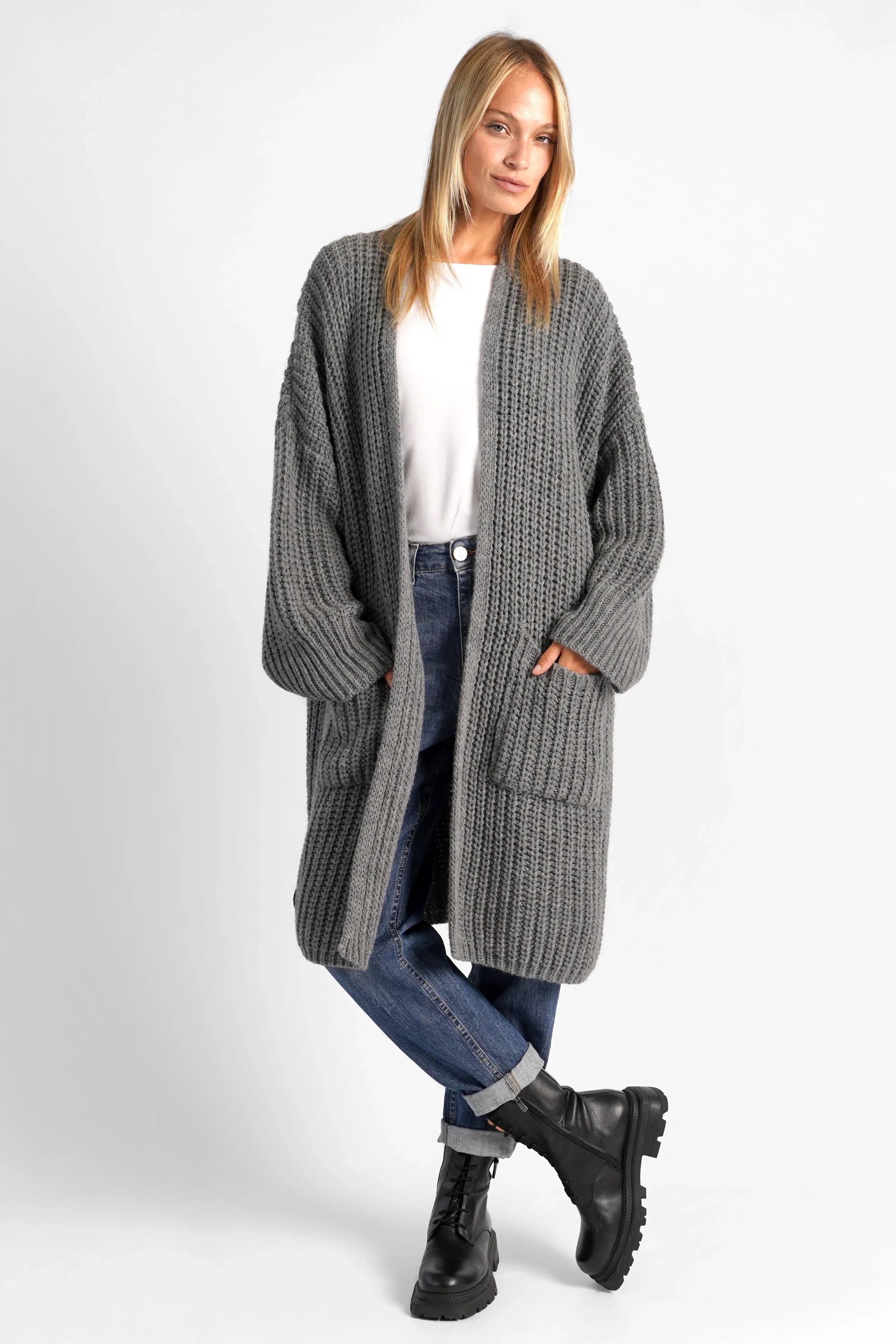 Woman wearing oversized grey LOLLYTA Strickcardigan with open front and pockets