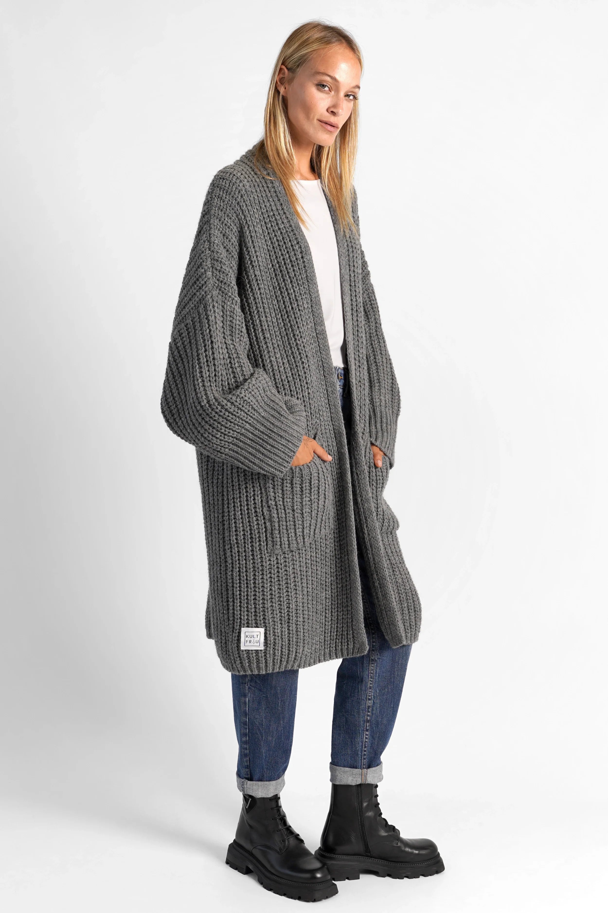 Damen tragen oversized LOLLYTA Strickcardigan offen mit aufgesetzten Taschen und umgeschlagenen Ärmeln in Grau