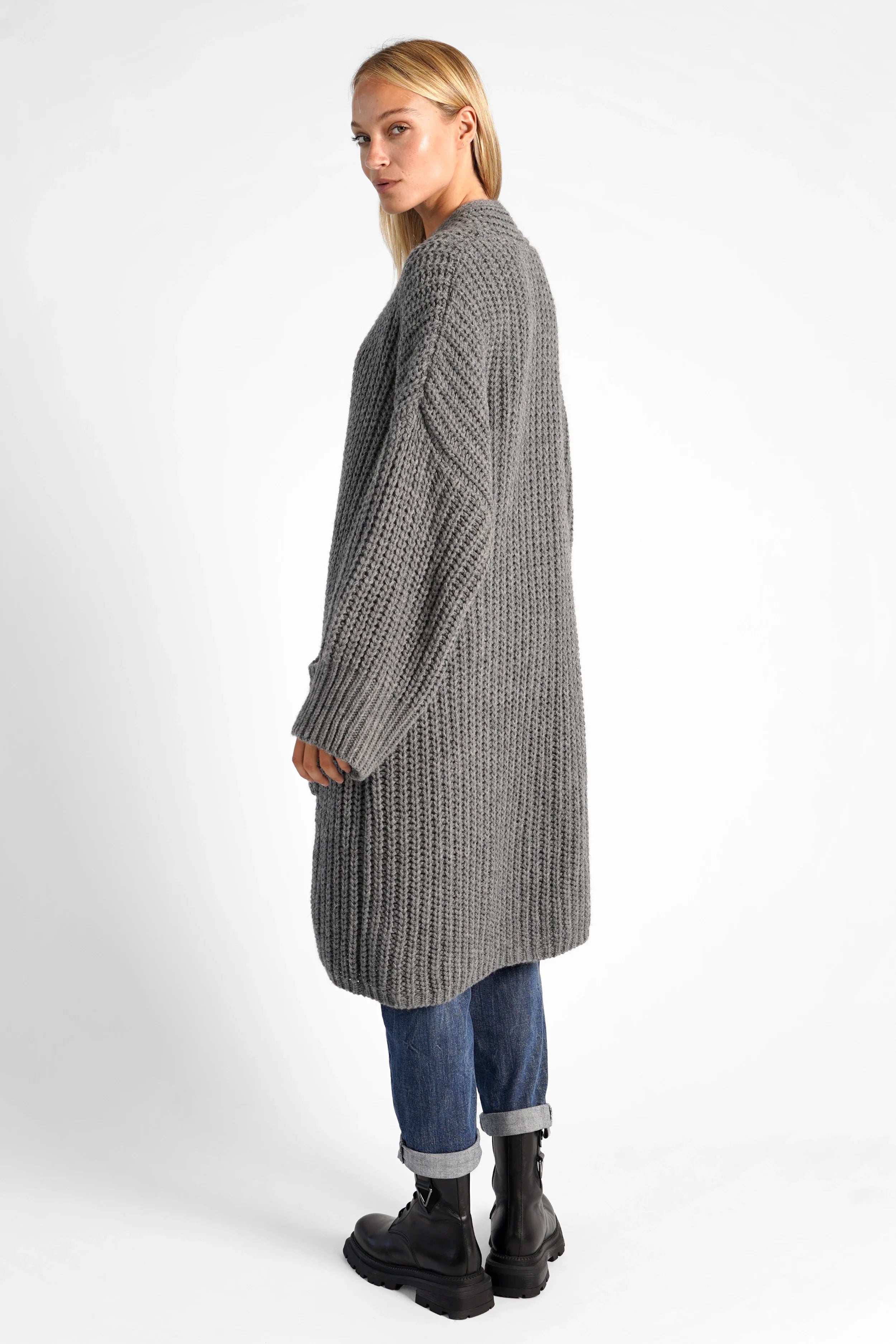 LOLLYTA Strickcardigan grauer Oversized Strickcardigan offen mit aufgesetzten Taschen und überschnittenen Schultern