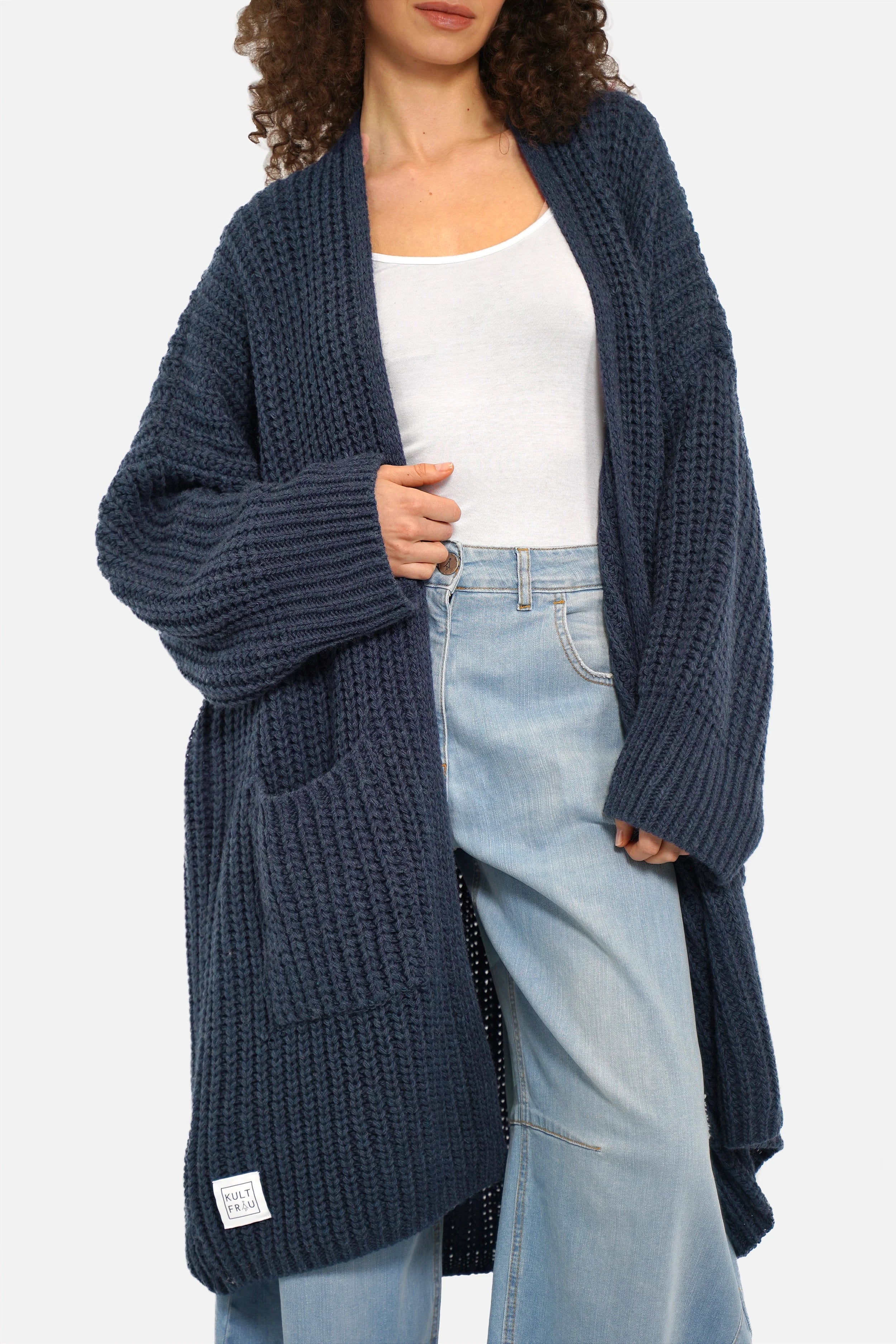 Oversized Strickcardigan LOLLYTA offen getragen mit überschnittenen Schultern und Taschen