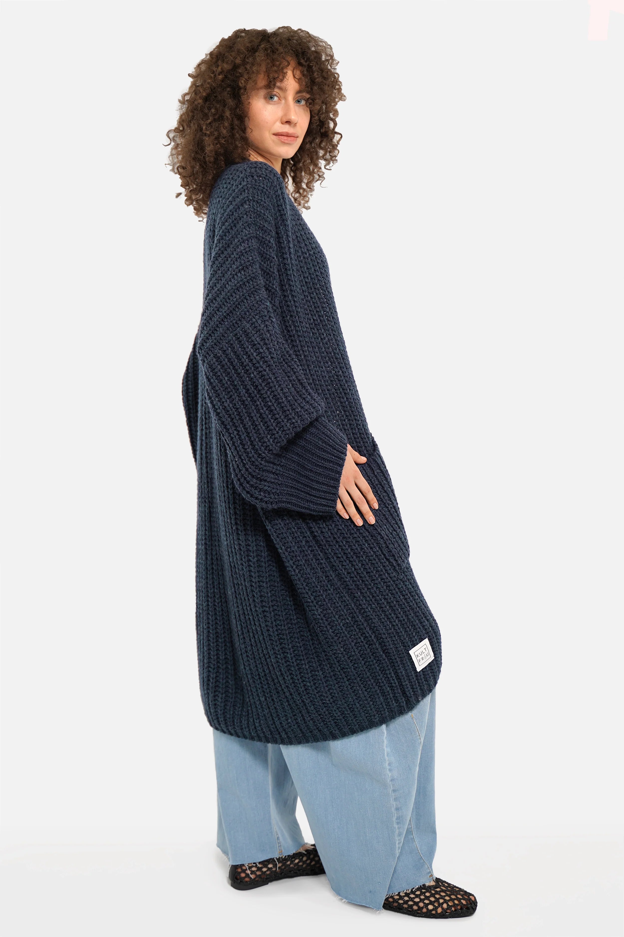 Oversize Strickcardigan LOLLYTA offen getragen mit überschnittenen Schultern und aufgesetzten Taschen