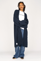 Oversized navy blue LOLLYTA Strickcardigan with relaxed fit and open front, worn by model.